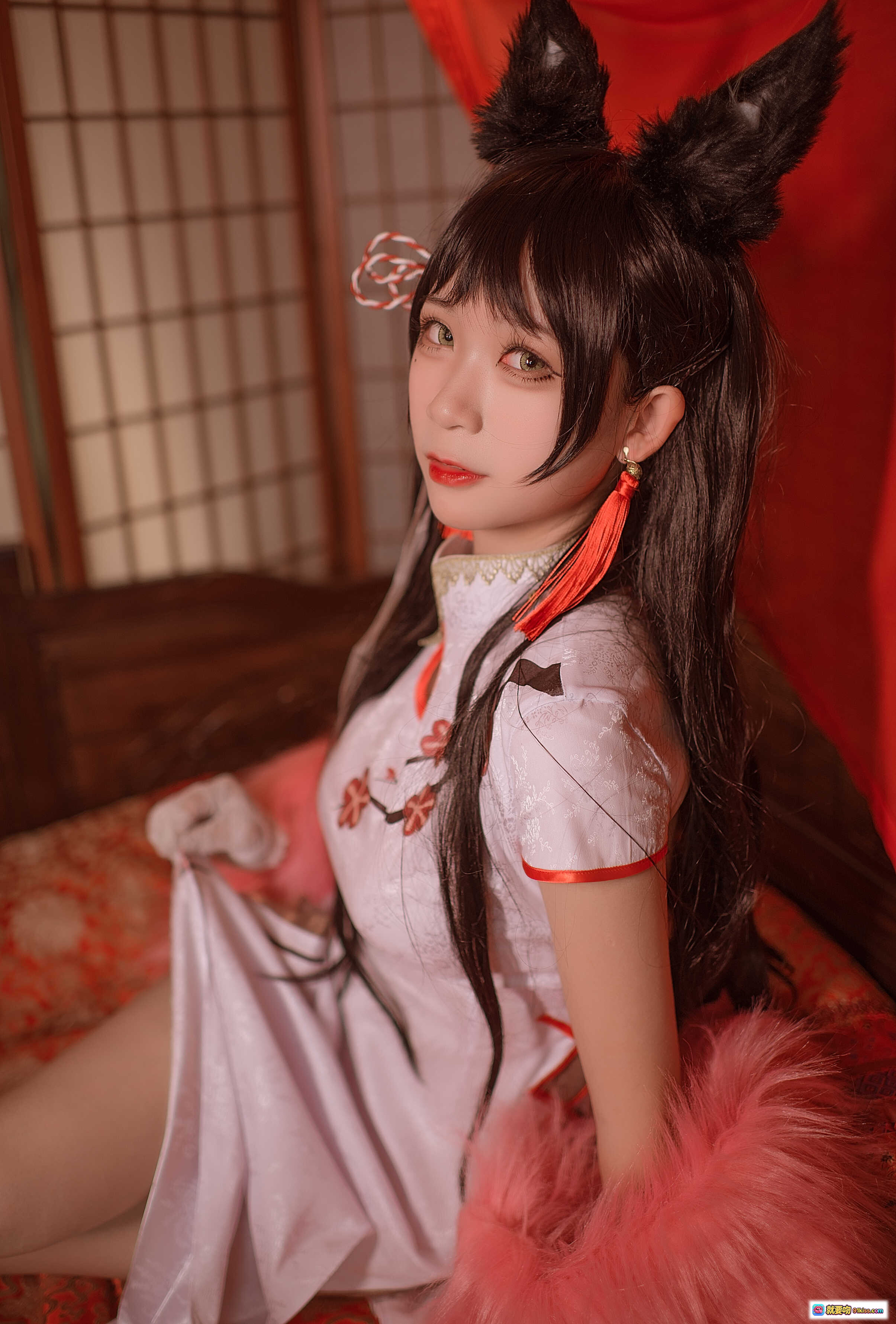 图片[7] - 樱落酱NO.005爱宕新春旗袍写真｜白底红花旗袍+粉色毛绒披肩+猫耳发饰+日式和风场景 - 就要吻