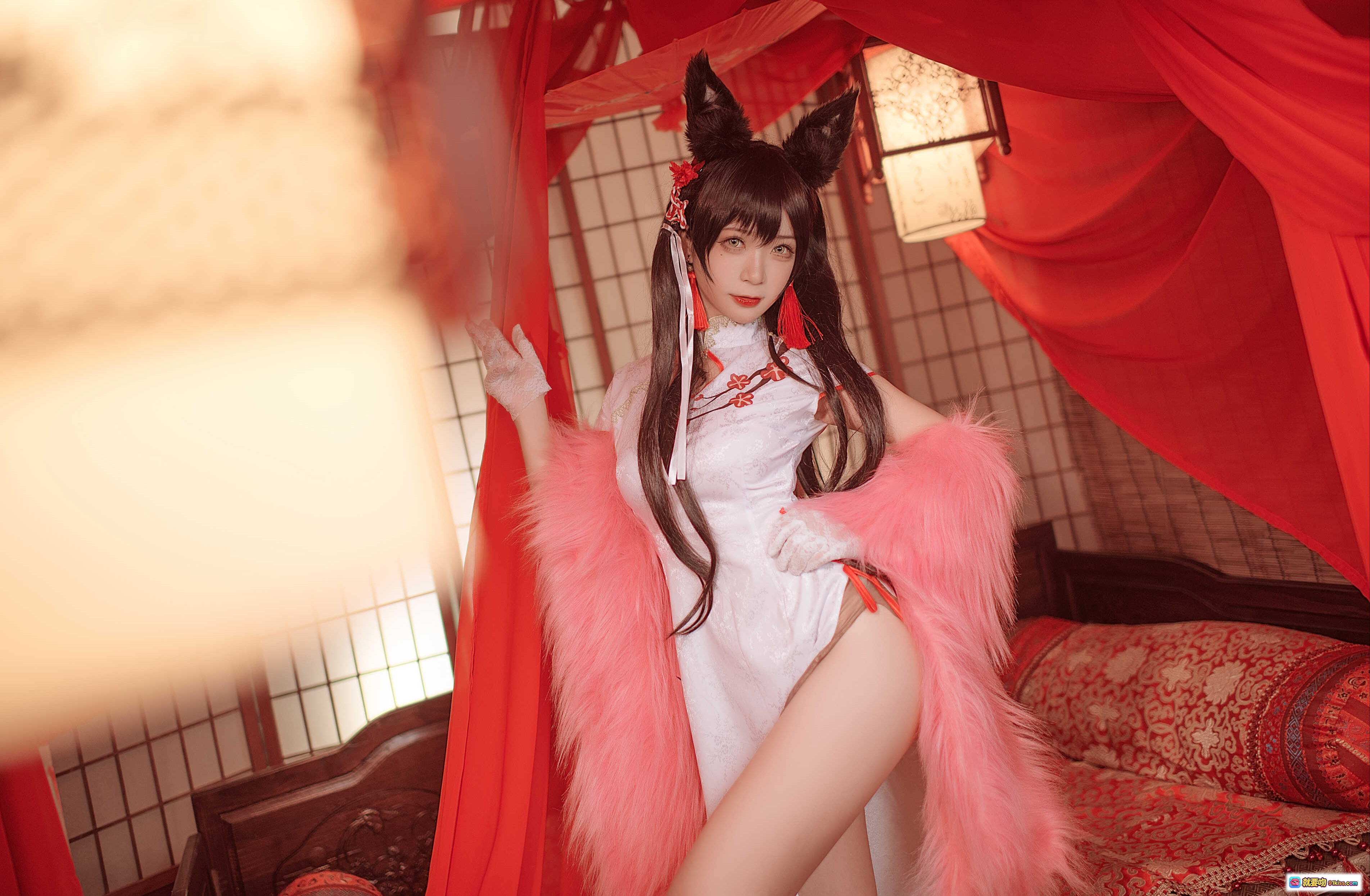 图片[10] - 樱落酱NO.005爱宕新春旗袍写真｜白底红花旗袍+粉色毛绒披肩+猫耳发饰+日式和风场景 - 就要吻