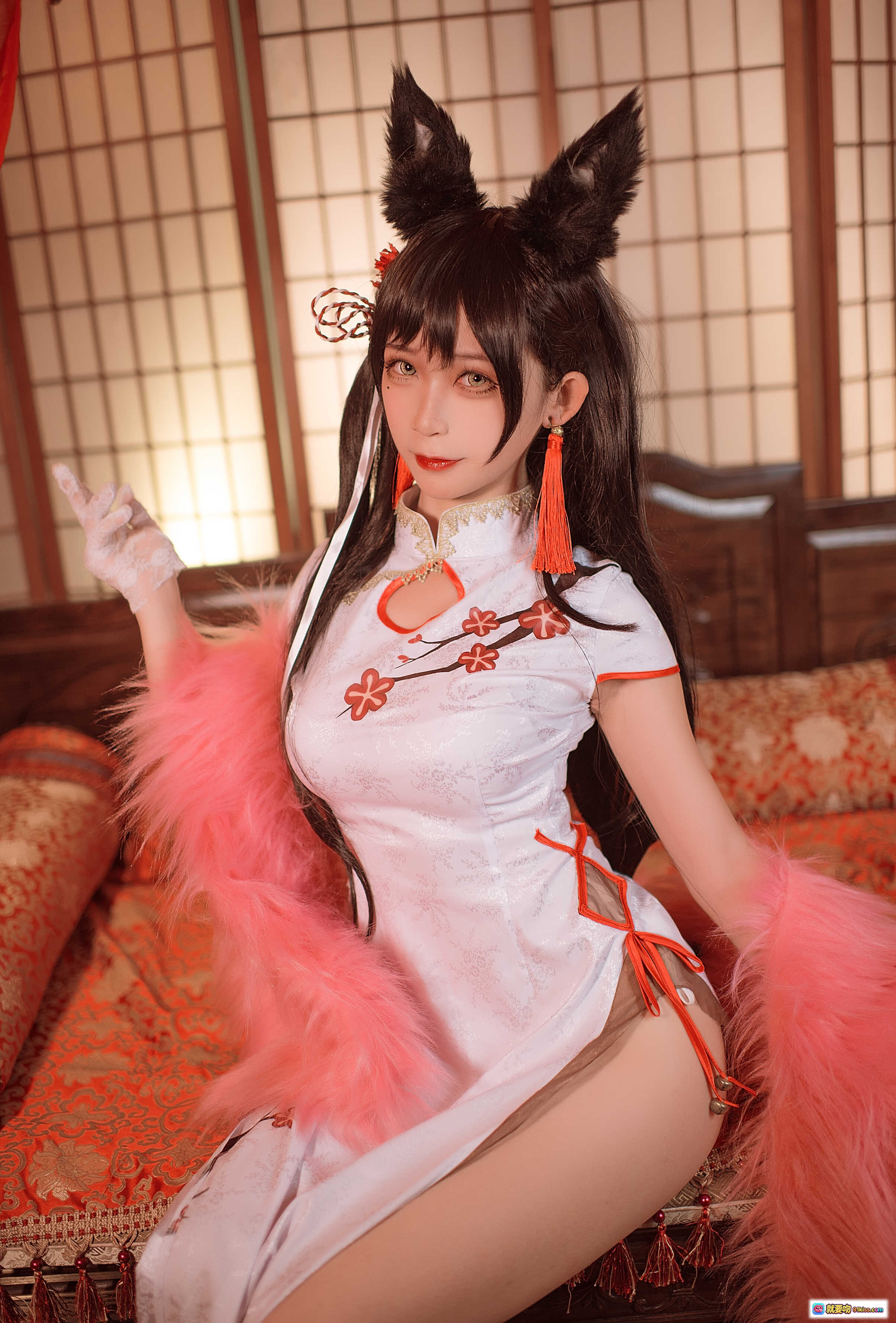 图片[8] - 樱落酱NO.005爱宕新春旗袍写真｜白底红花旗袍+粉色毛绒披肩+猫耳发饰+日式和风场景 - 就要吻