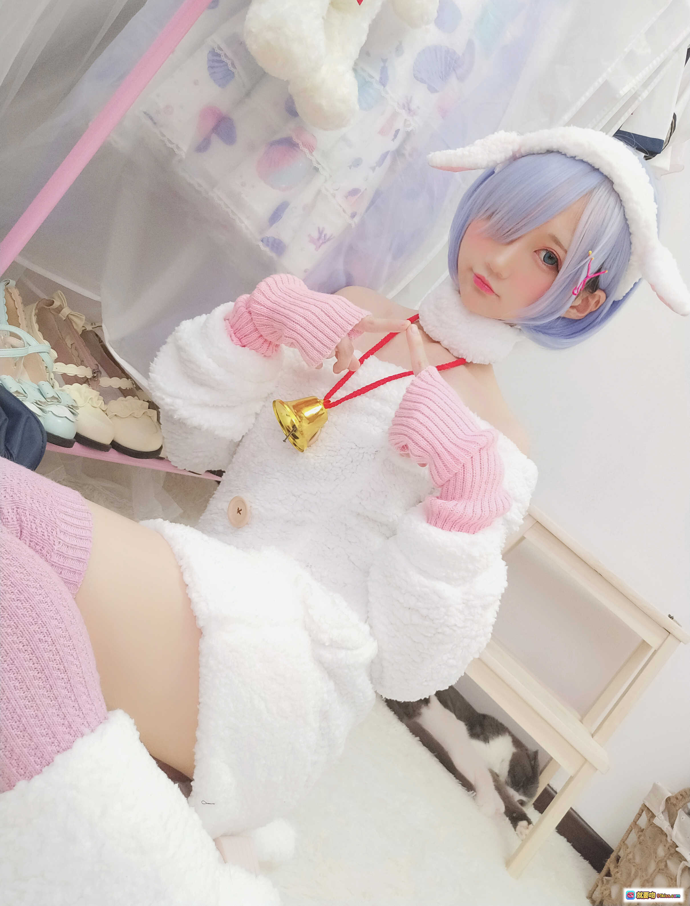 图片[9] - Nagesa魔物喵 NO.007 レム子ヒツジ cosplay 羊耳白毛领 金铃红绳 粉袜裸体写真 20P1V 107M - 就要吻