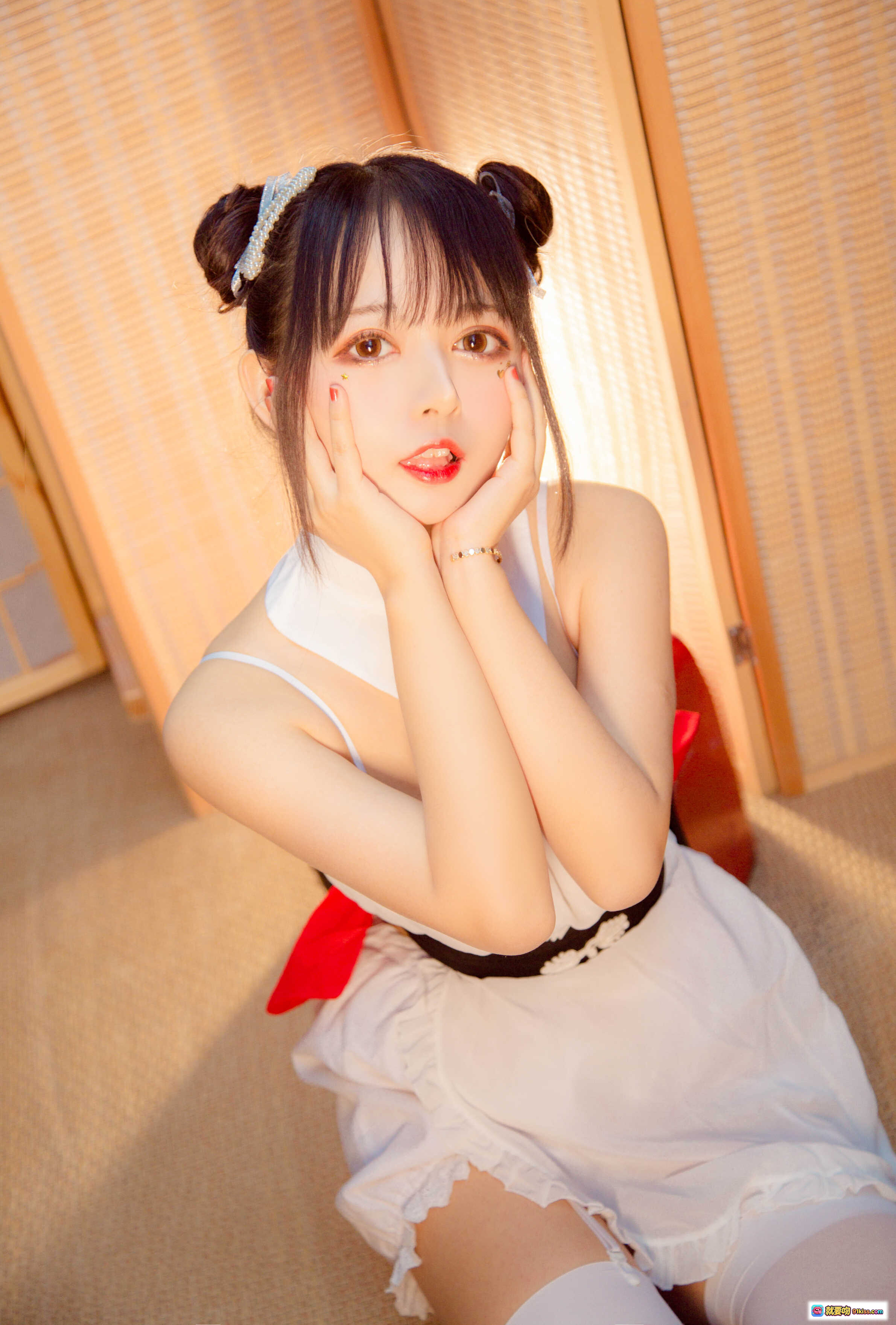 图片[4] - 黑猫猫OvO NO.014 中华风女仆装写真 甜美双马尾 白色蕾丝裙 日式和风背景 温馨室内场景 高清15P摄影集 - 就要吻