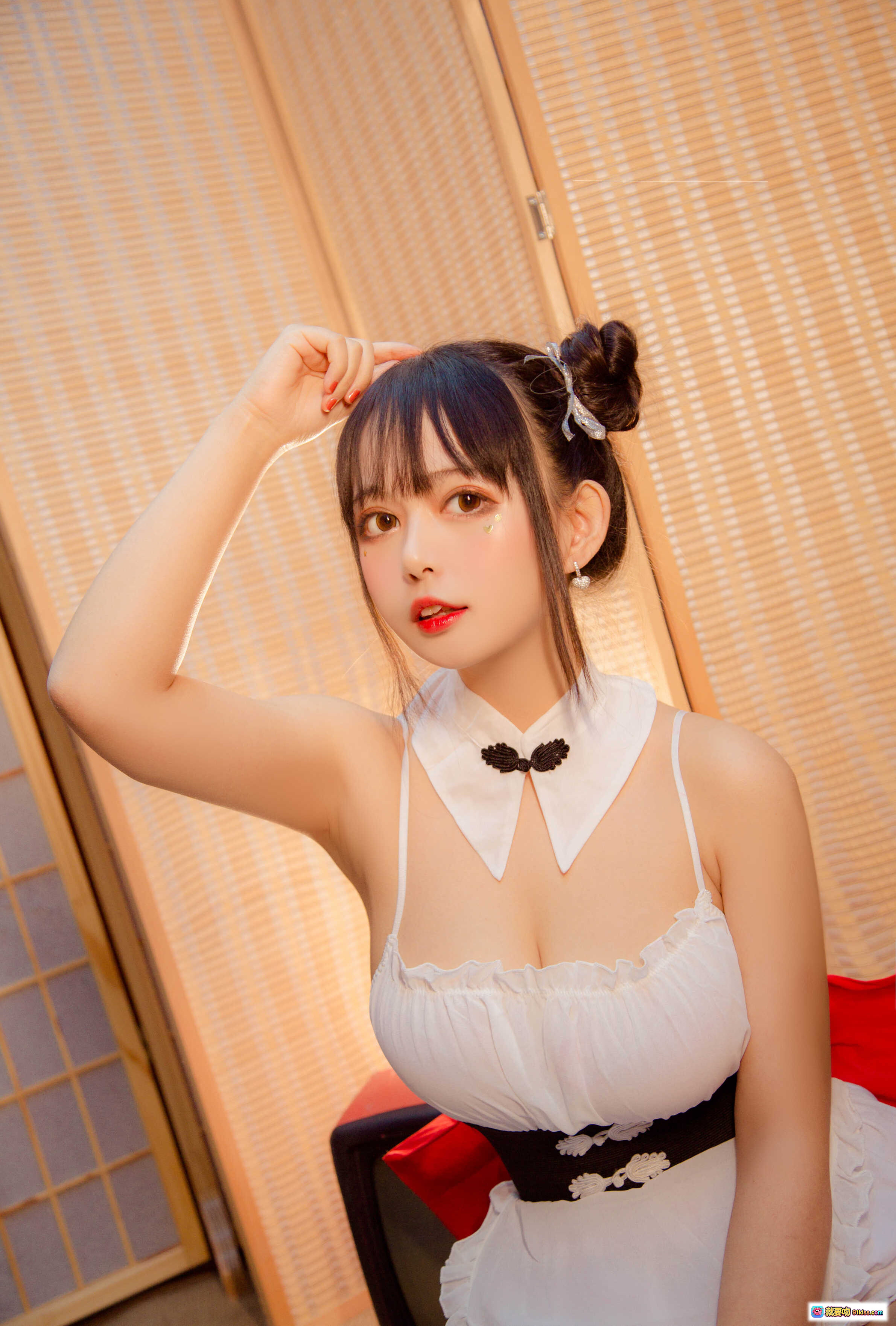 图片[9] - 黑猫猫OvO NO.014 中华风女仆装写真 甜美双马尾 白色蕾丝裙 日式和风背景 温馨室内场景 高清15P摄影集 - 就要吻