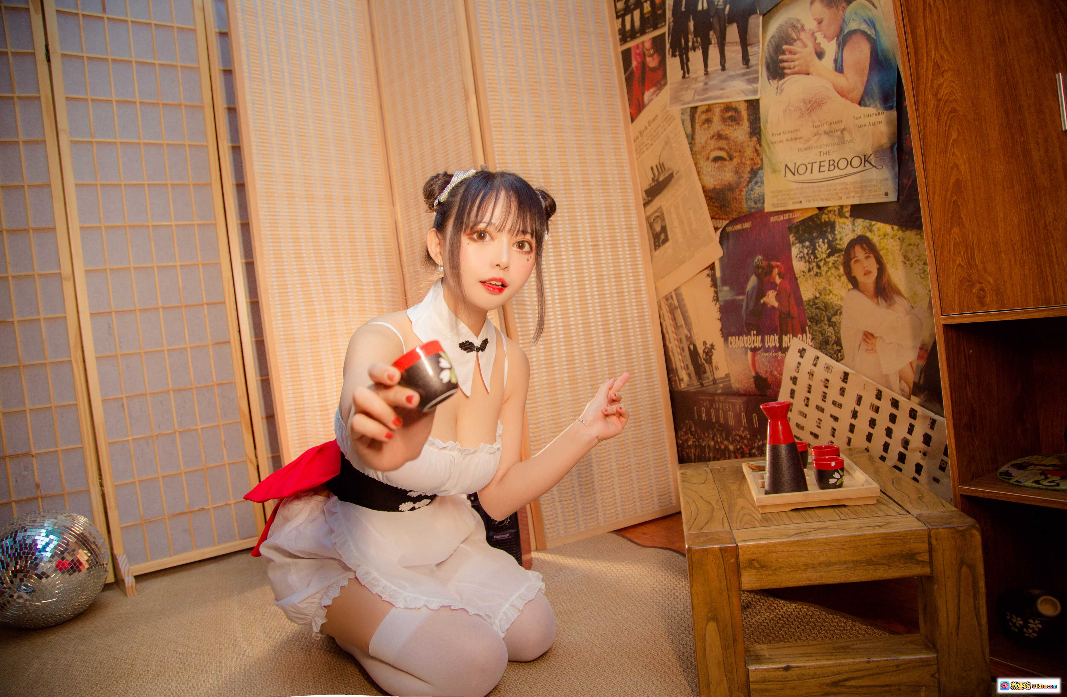 图片[1] - 黑猫猫OvO NO.014 中华风女仆装写真 甜美双马尾 白色蕾丝裙 日式和风背景 温馨室内场景 高清15P摄影集 - 就要吻