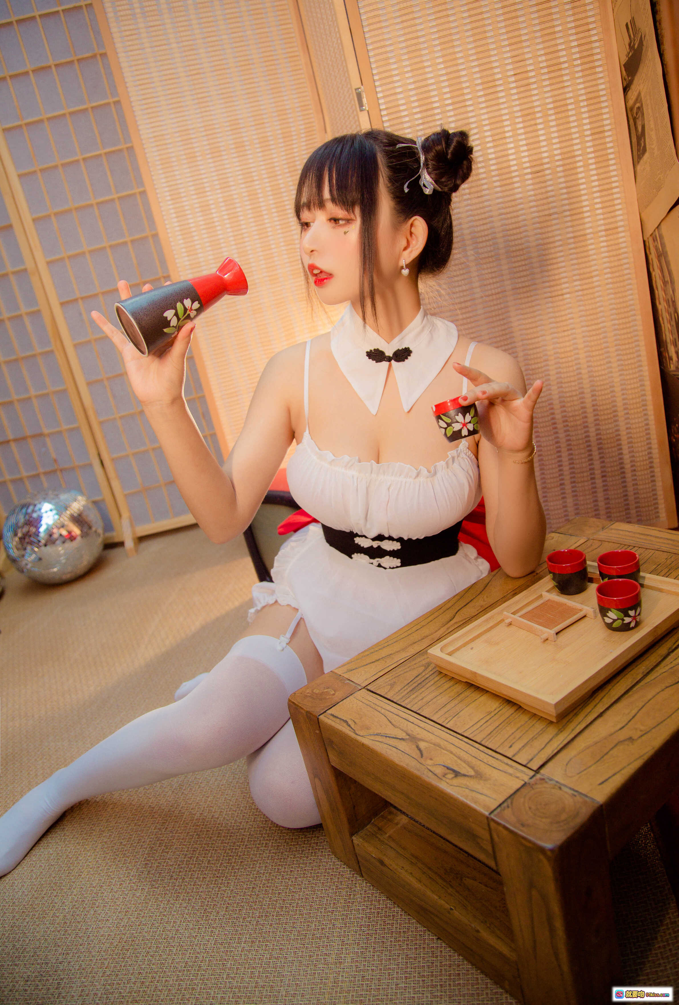 图片[8] - 黑猫猫OvO NO.014 中华风女仆装写真 甜美双马尾 白色蕾丝裙 日式和风背景 温馨室内场景 高清15P摄影集 - 就要吻