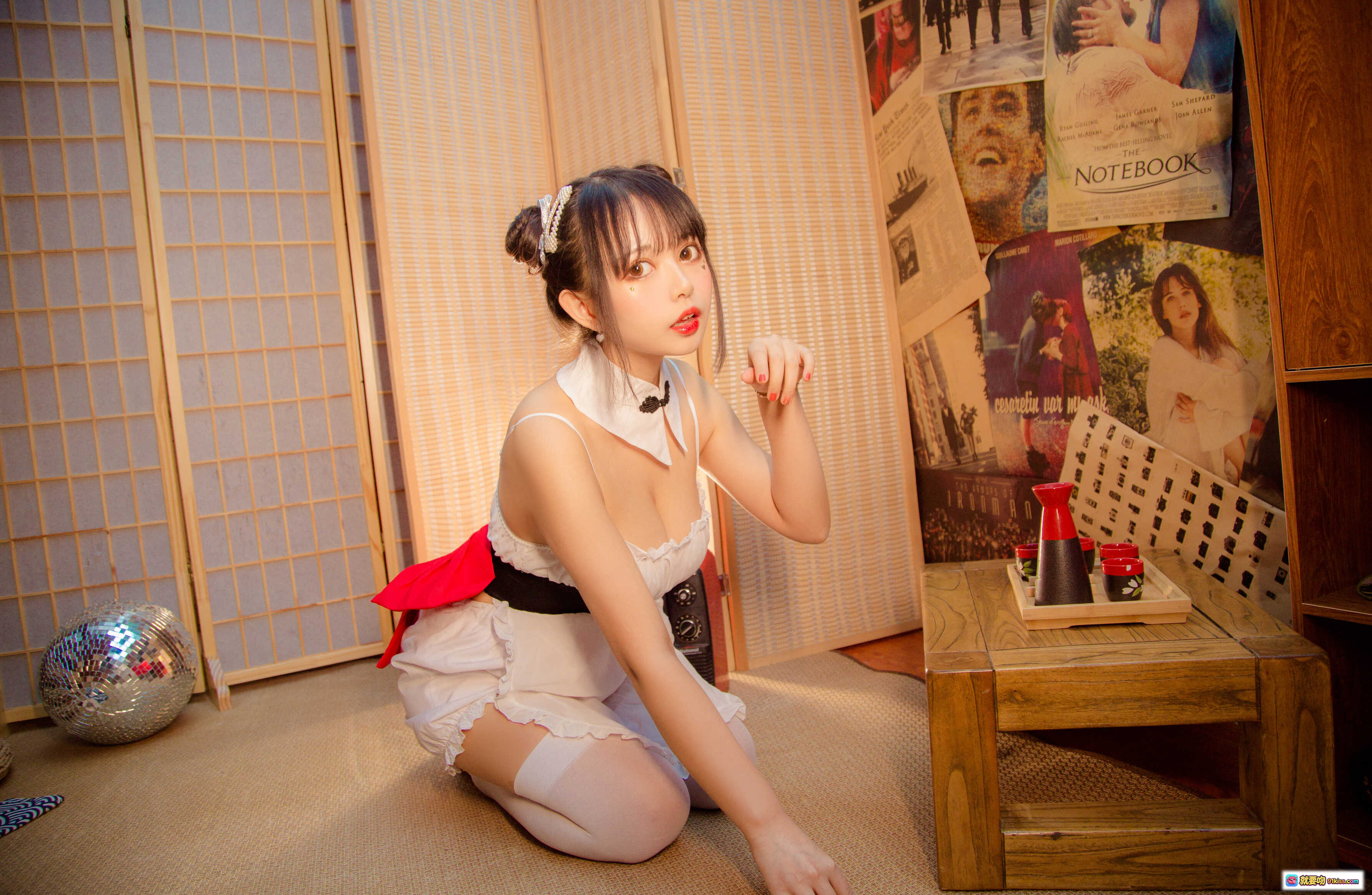 图片[10] - 黑猫猫OvO NO.014 中华风女仆装写真 甜美双马尾 白色蕾丝裙 日式和风背景 温馨室内场景 高清15P摄影集 - 就要吻