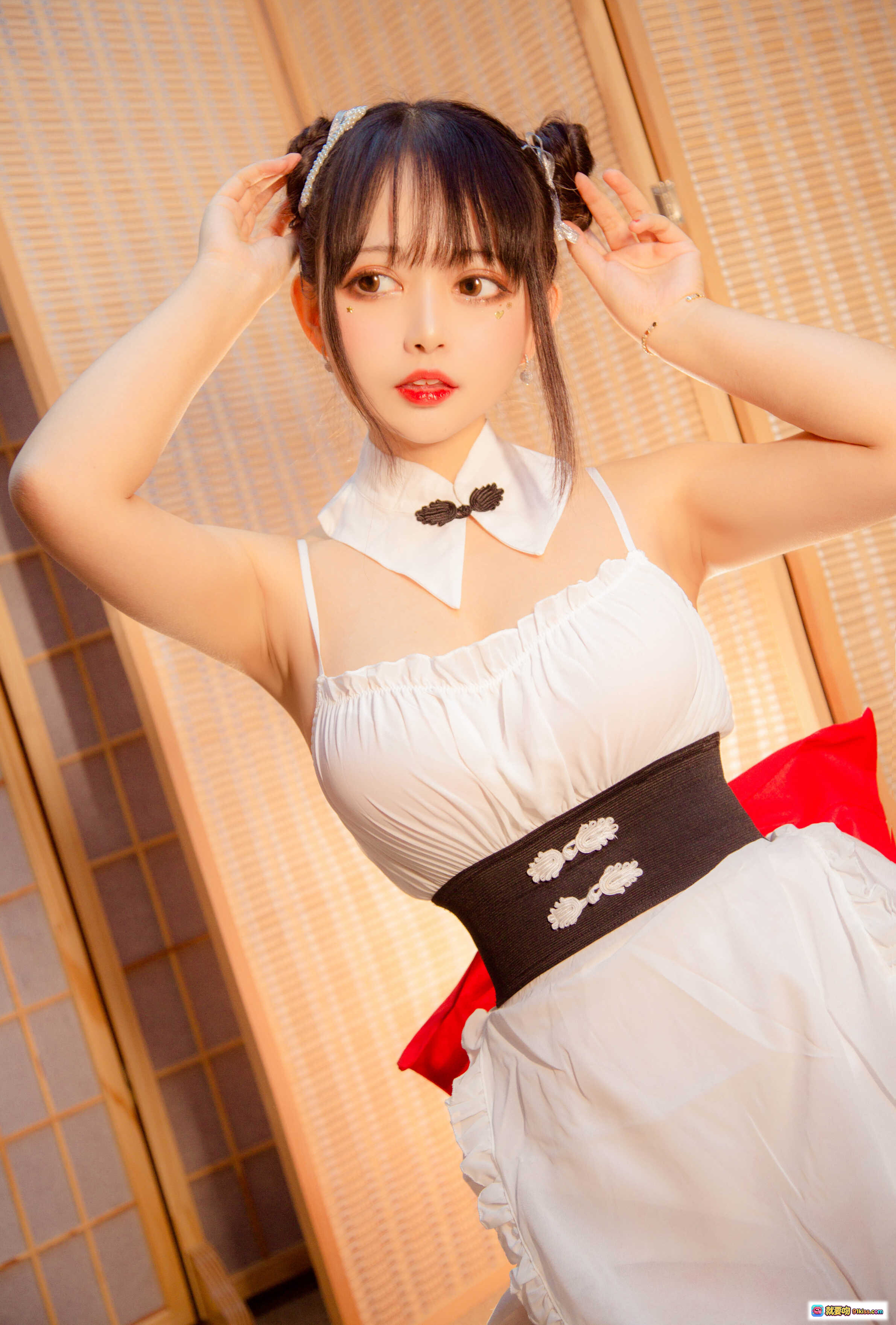 图片[7] - 黑猫猫OvO NO.014 中华风女仆装写真 甜美双马尾 白色蕾丝裙 日式和风背景 温馨室内场景 高清15P摄影集 - 就要吻