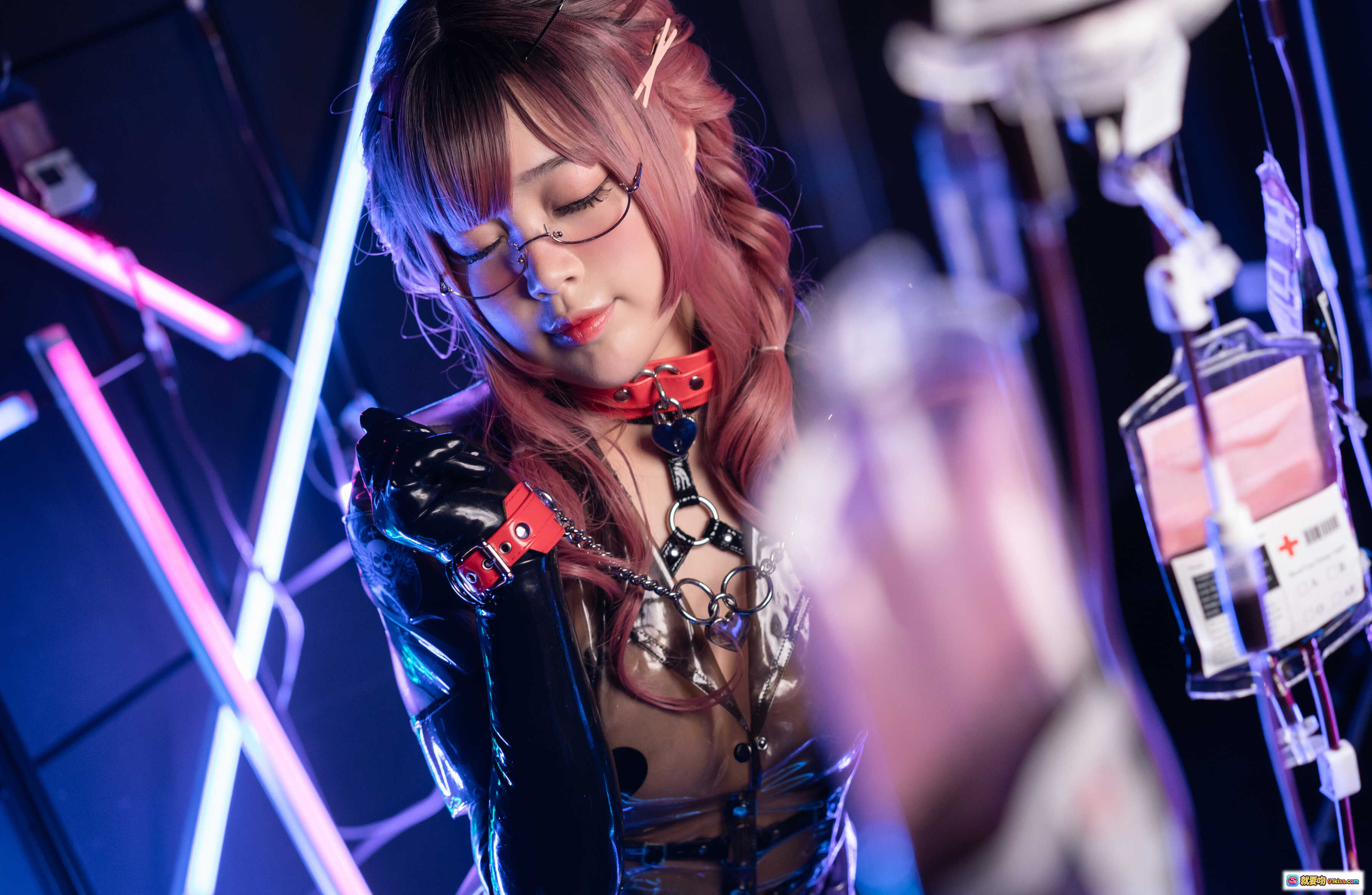 图片[9] - 白烨 VOL.035 痴女看护妇 cosplay 写真 | 透明紧身衣+黑色长靴+霓虹灯光场景 | 101P高清图集 - 就要吻