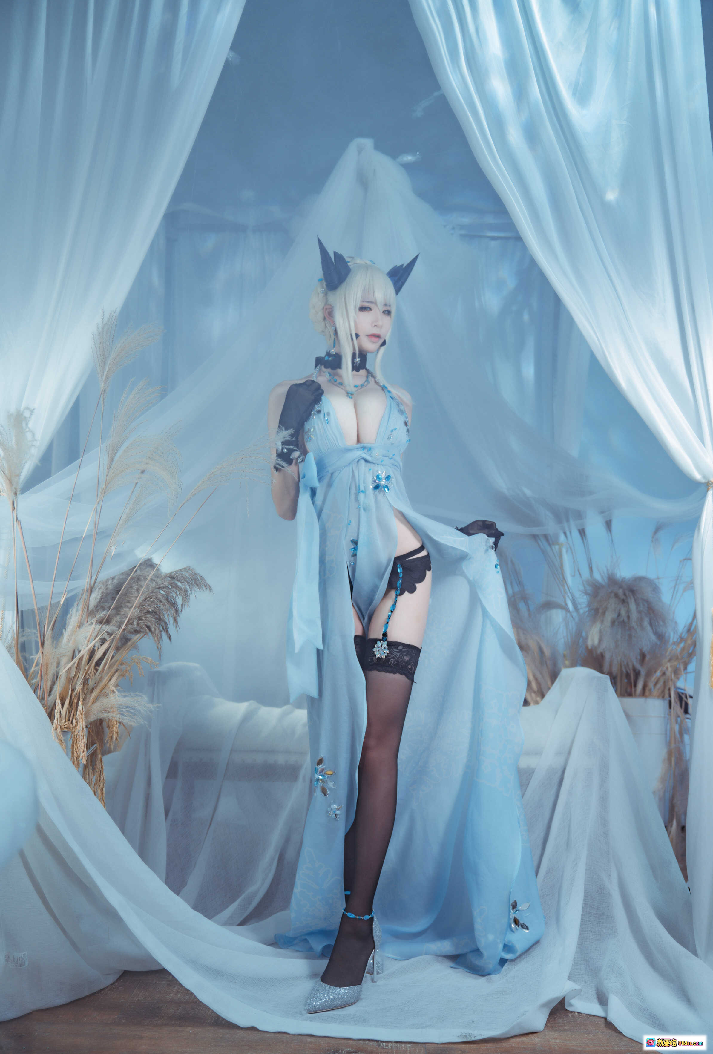 爱老师黑枪呆皇室糖霜cos写真 | 蓝色长裙黑丝美腿 | 精致头饰梦幻纱幔场景 | 29P高清图集 - 就要吻