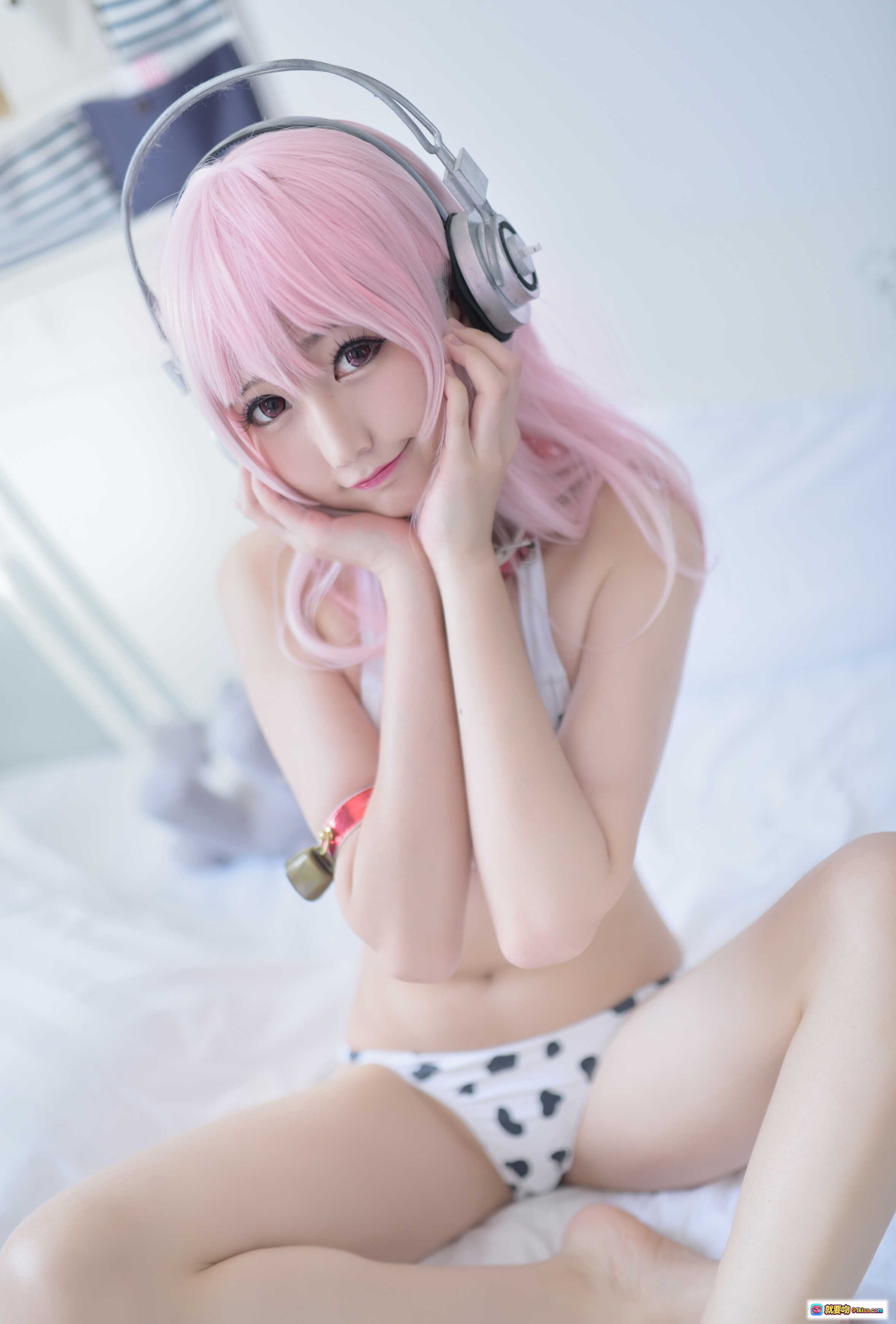 图片[9] - Nagesa魔物喵 VOL.C 索尼子粉色长发cosplay 白色波点内衣 戴耳机床上写真 48P高清图集 - 就要吻