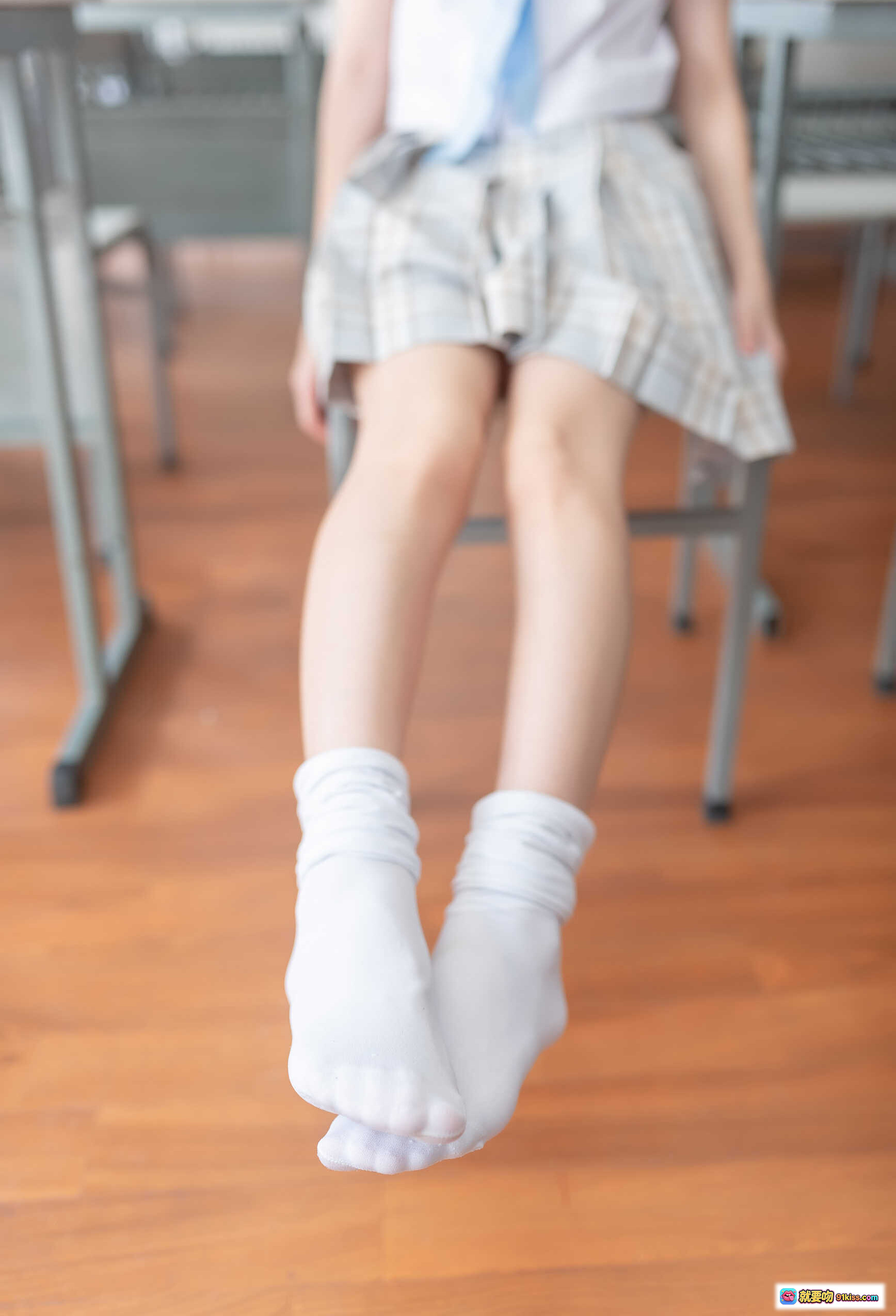 图片[4] - 祖木子NO.003清纯女学生制服写真 白色丝袜格子裙蓝领结坐姿优雅室内拍摄 - 就要吻