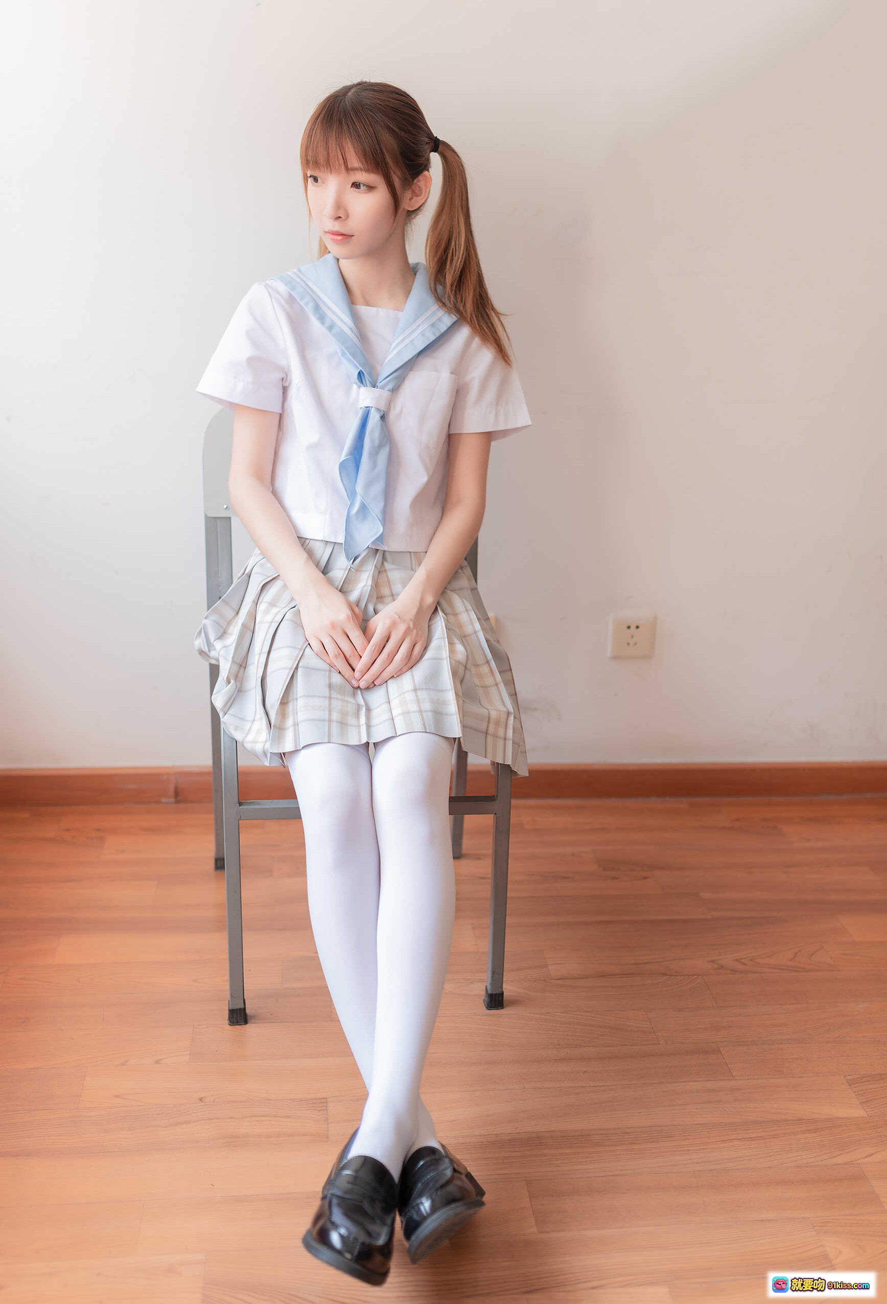 图片[2] - 祖木子NO.003清纯女学生制服写真 白色丝袜格子裙蓝领结坐姿优雅室内拍摄 - 就要吻