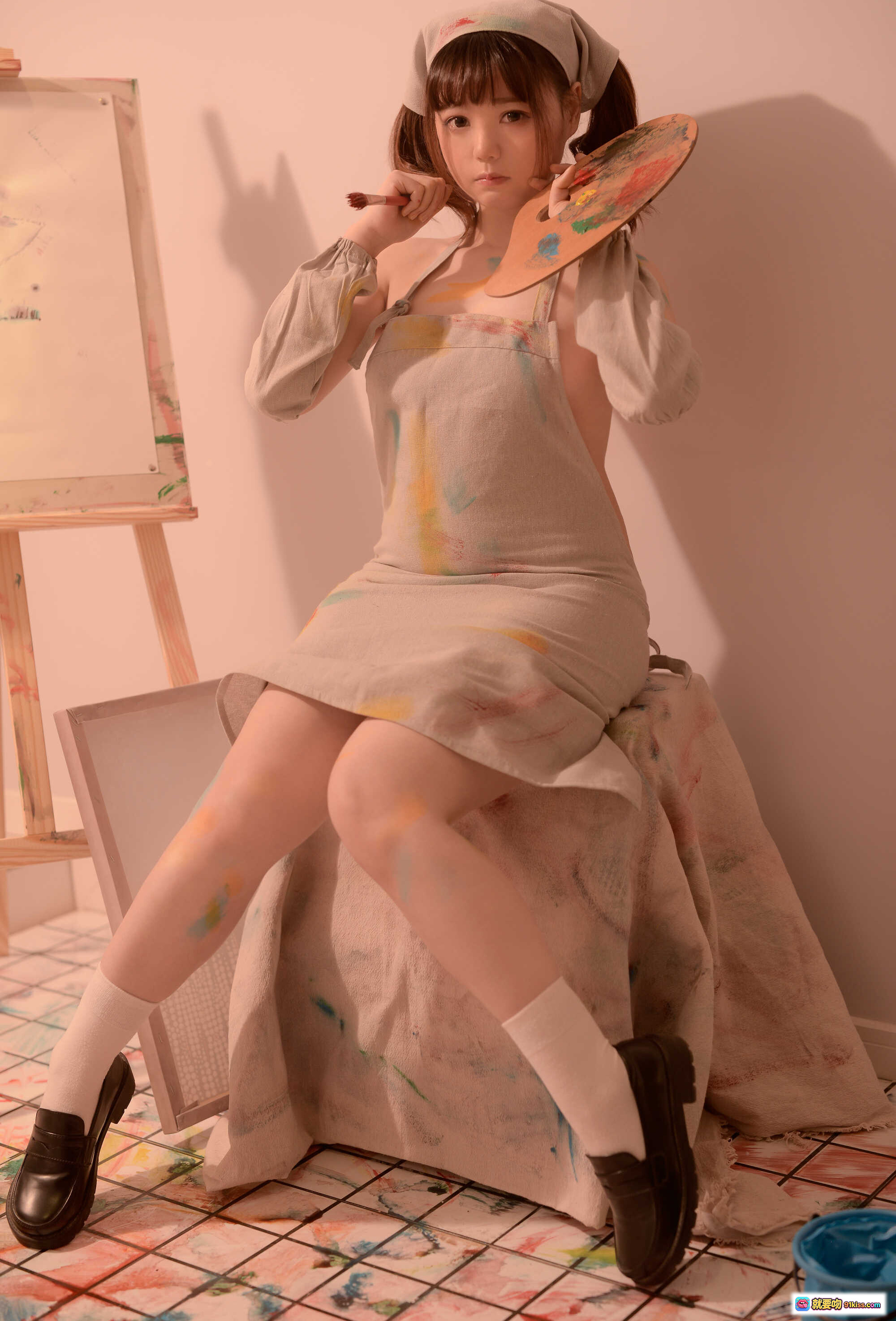 图片[2] - Nagesa魔物喵 新蔻島シンコウジマ vol.07 画家主题写真 裸背围裙少女 油画架调色盘 艺术工作室场景 甜美回眸 美腿白袜 黑皮鞋 油彩飞溅氛围 - 就要吻