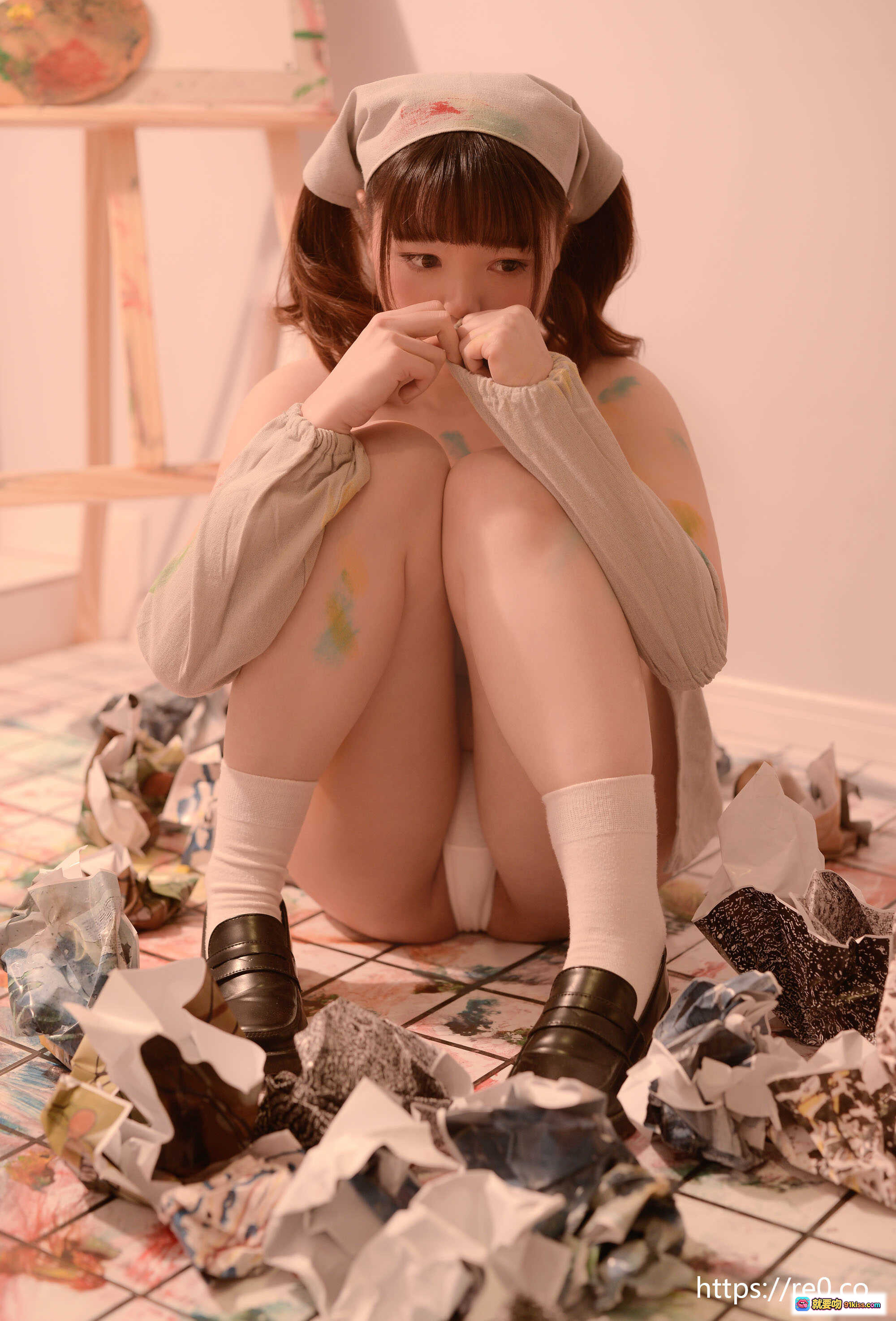 图片[4] - Nagesa魔物喵 新蔻島シンコウジマ vol.07 画家主题写真 裸背围裙少女 油画架调色盘 艺术工作室场景 甜美回眸 美腿白袜 黑皮鞋 油彩飞溅氛围 - 就要吻