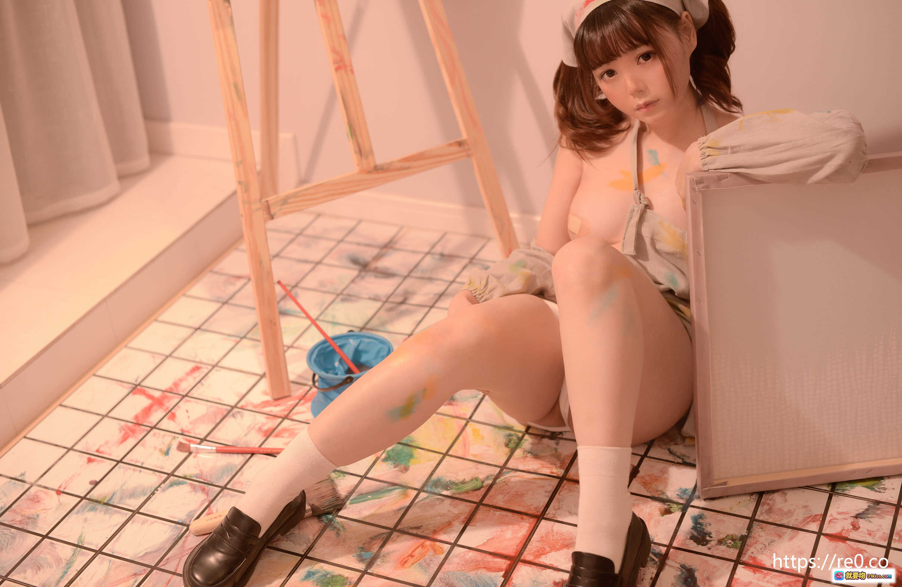 图片[7] - Nagesa魔物喵 新蔻島シンコウジマ vol.07 画家主题写真 裸背围裙少女 油画架调色盘 艺术工作室场景 甜美回眸 美腿白袜 黑皮鞋 油彩飞溅氛围 - 就要吻