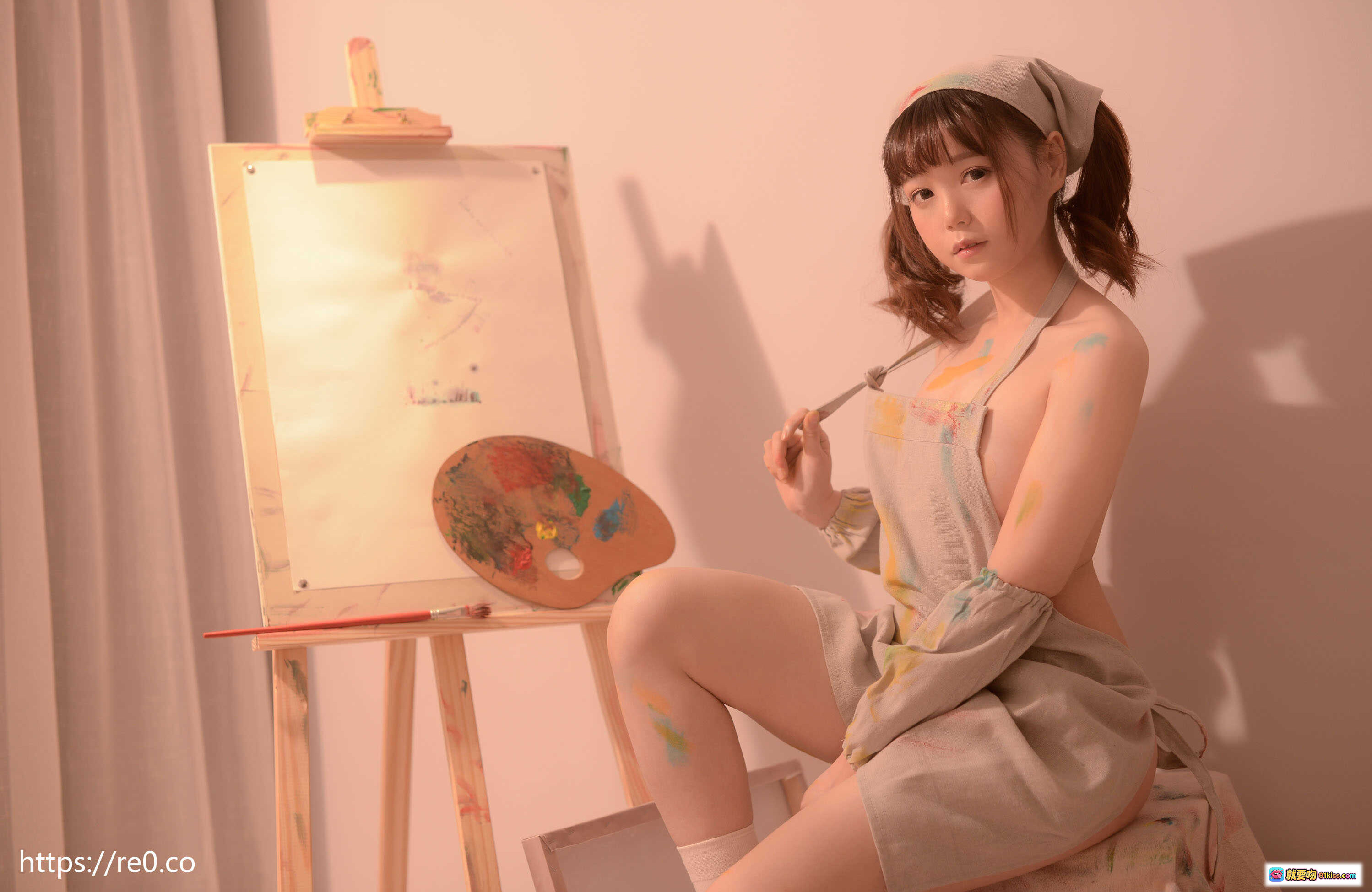 图片[3] - Nagesa魔物喵 新蔻島シンコウジマ vol.07 画家主题写真 裸背围裙少女 油画架调色盘 艺术工作室场景 甜美回眸 美腿白袜 黑皮鞋 油彩飞溅氛围 - 就要吻