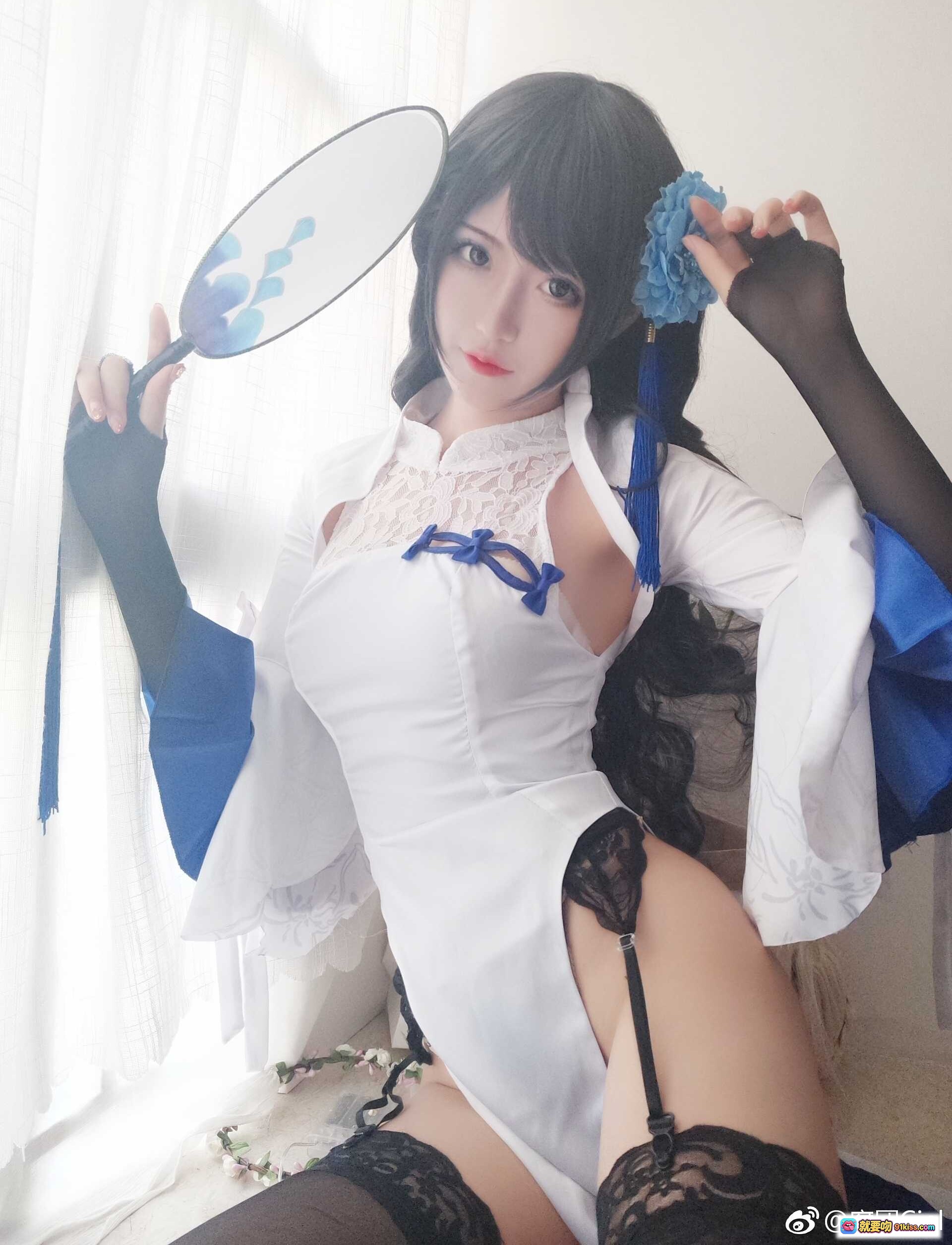 图片[2] - 腐团儿cos少女前线95式旗袍装 白色蕾丝高开叉搭配蓝色流苏扇 黑丝美腿性感写真 - 就要吻