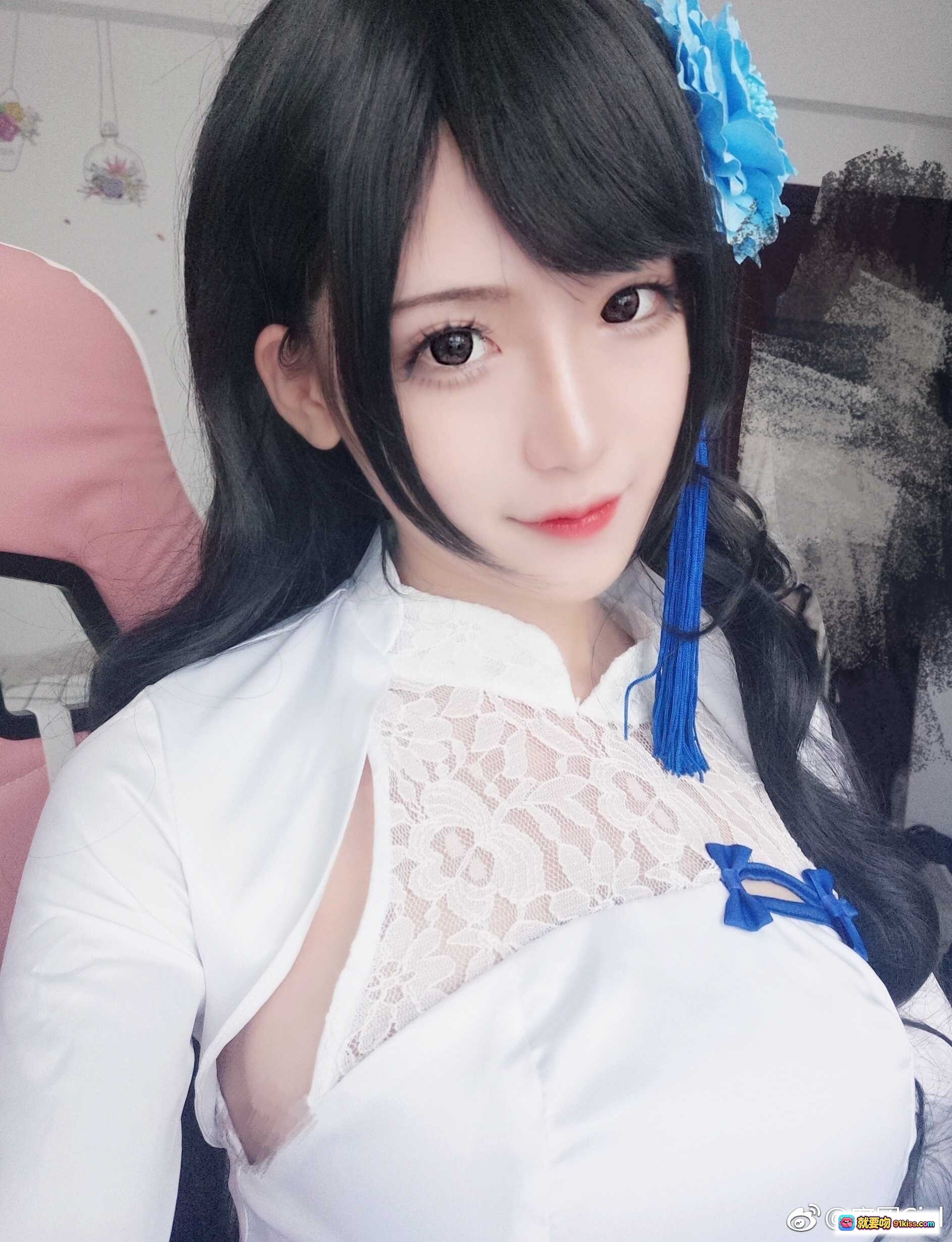 图片[4] - 腐团儿cos少女前线95式旗袍装 白色蕾丝高开叉搭配蓝色流苏扇 黑丝美腿性感写真 - 就要吻