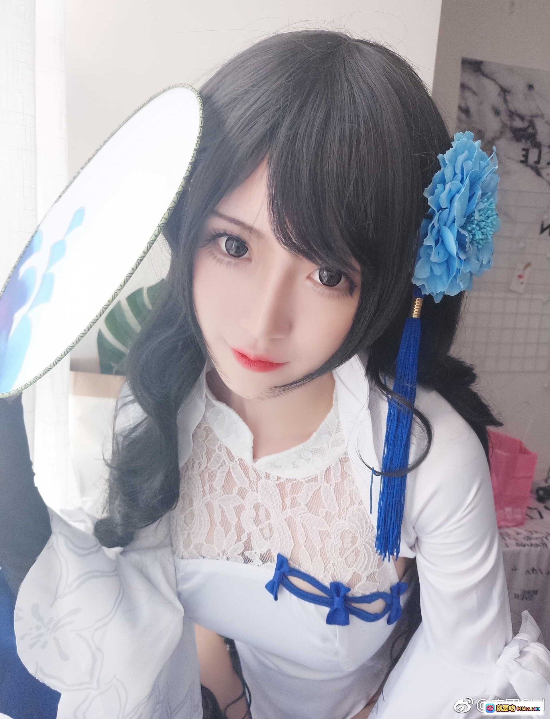 图片[5] - 腐团儿cos少女前线95式旗袍装 白色蕾丝高开叉搭配蓝色流苏扇 黑丝美腿性感写真 - 就要吻