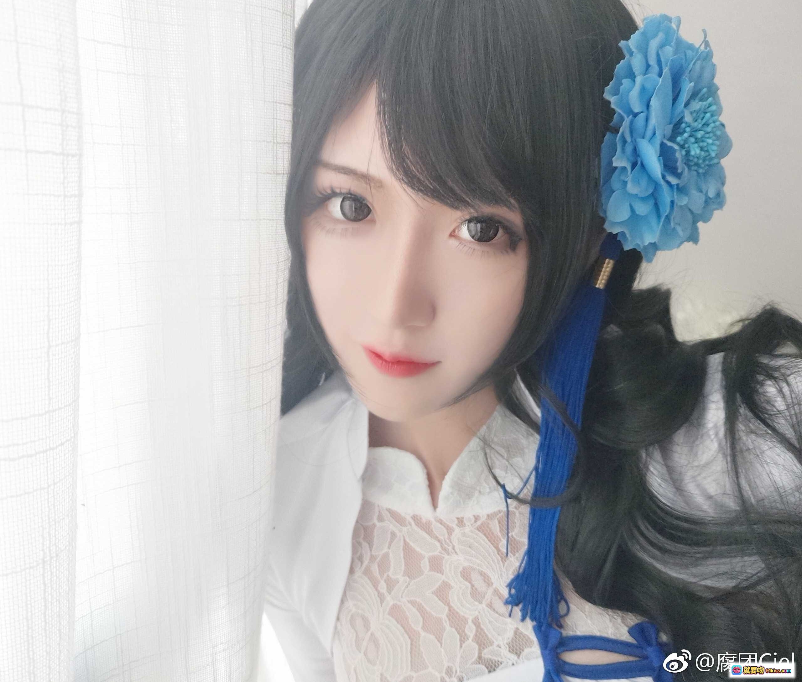 图片[3] - 腐团儿cos少女前线95式旗袍装 白色蕾丝高开叉搭配蓝色流苏扇 黑丝美腿性感写真 - 就要吻