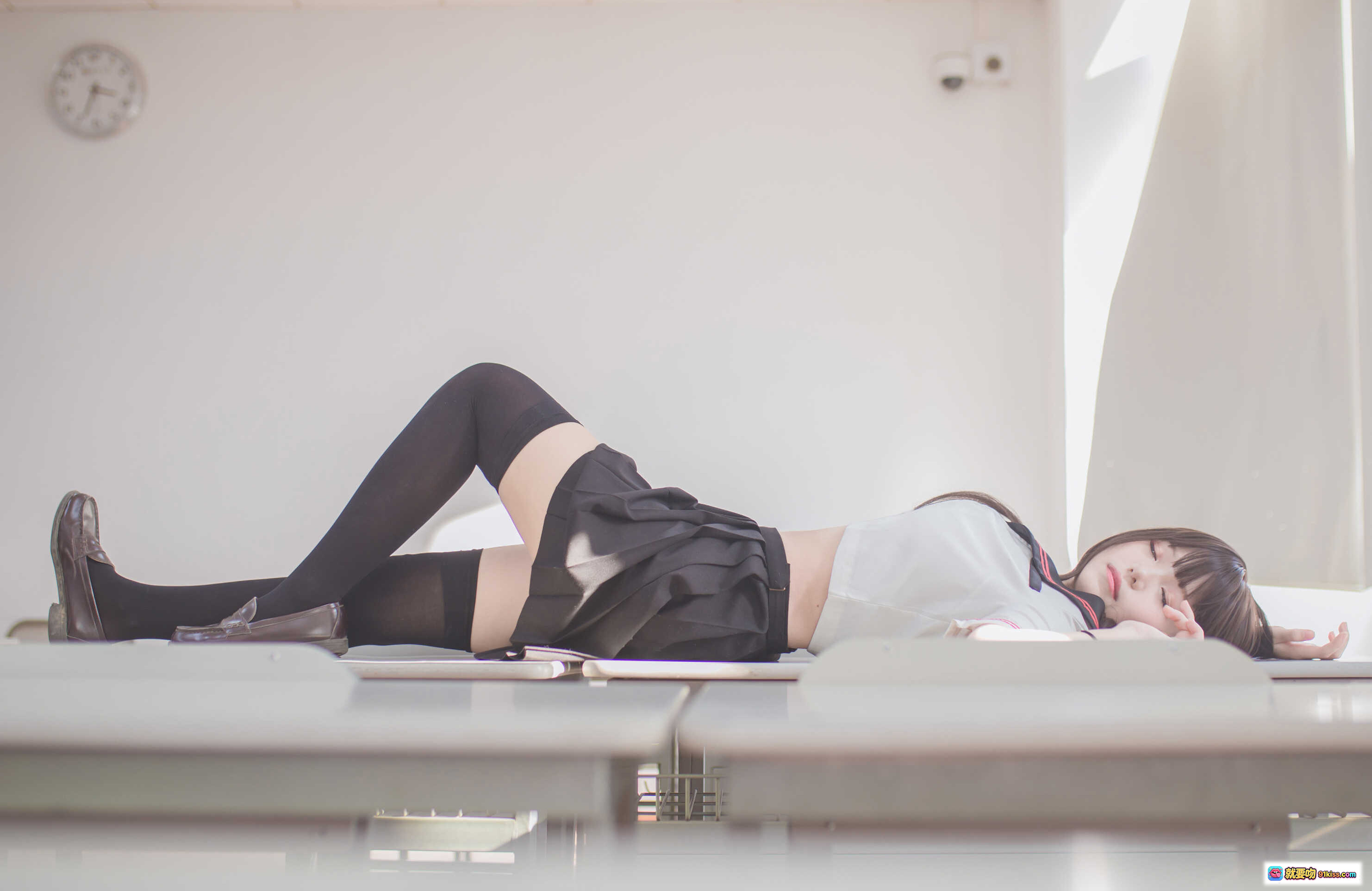 图片[9] - Yoko宅夏NO.003黑丝JK制服写真 课堂坐姿清纯性感 39P高清图集 学生装黑丝美腿教室场景 - 就要吻