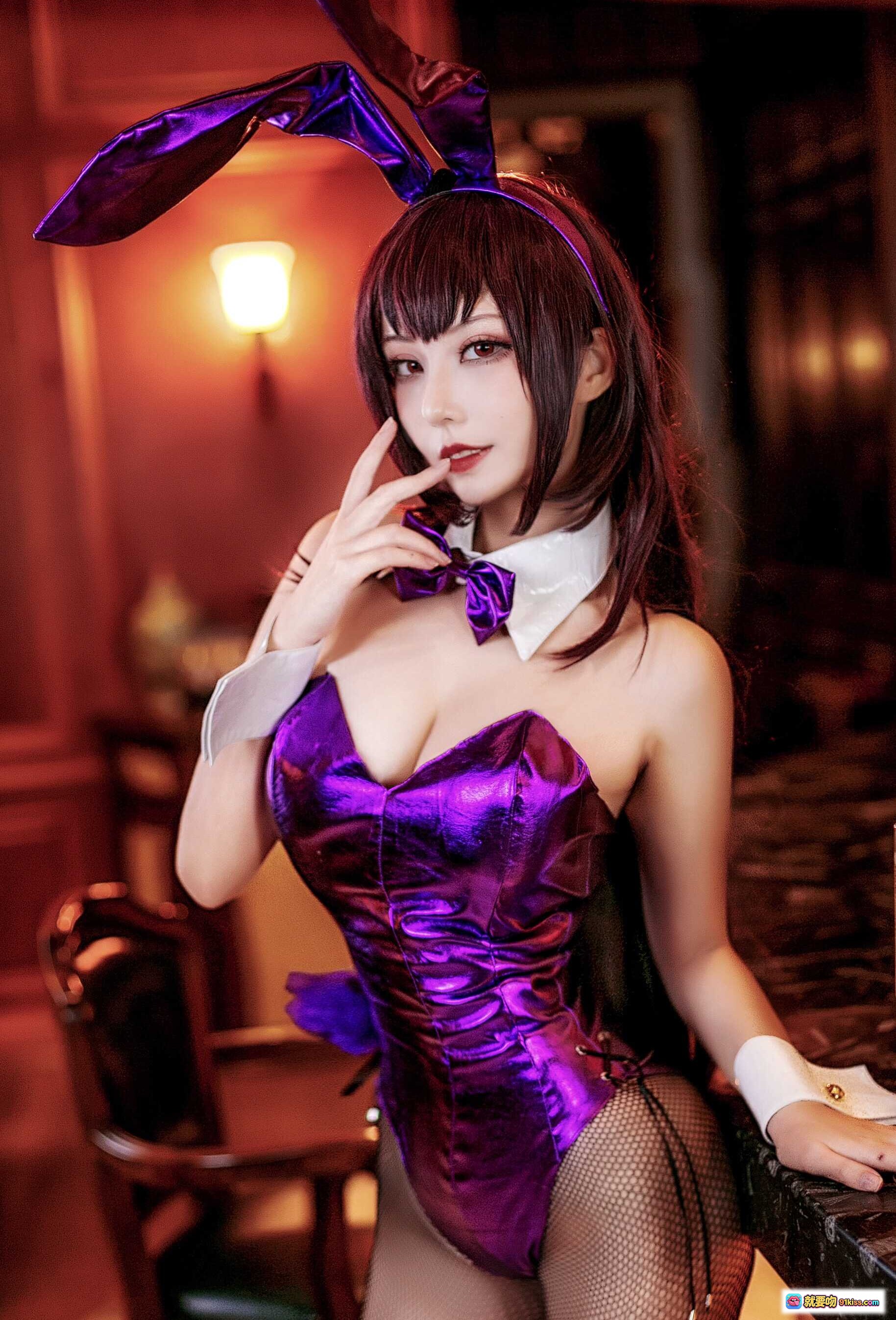 图片[5] - 师匠兔女郎COS写真｜紫色亮面连衣裙+网袜+兔耳发箍｜复古皮沙发性感摆拍｜9P高清图集 - 就要吻