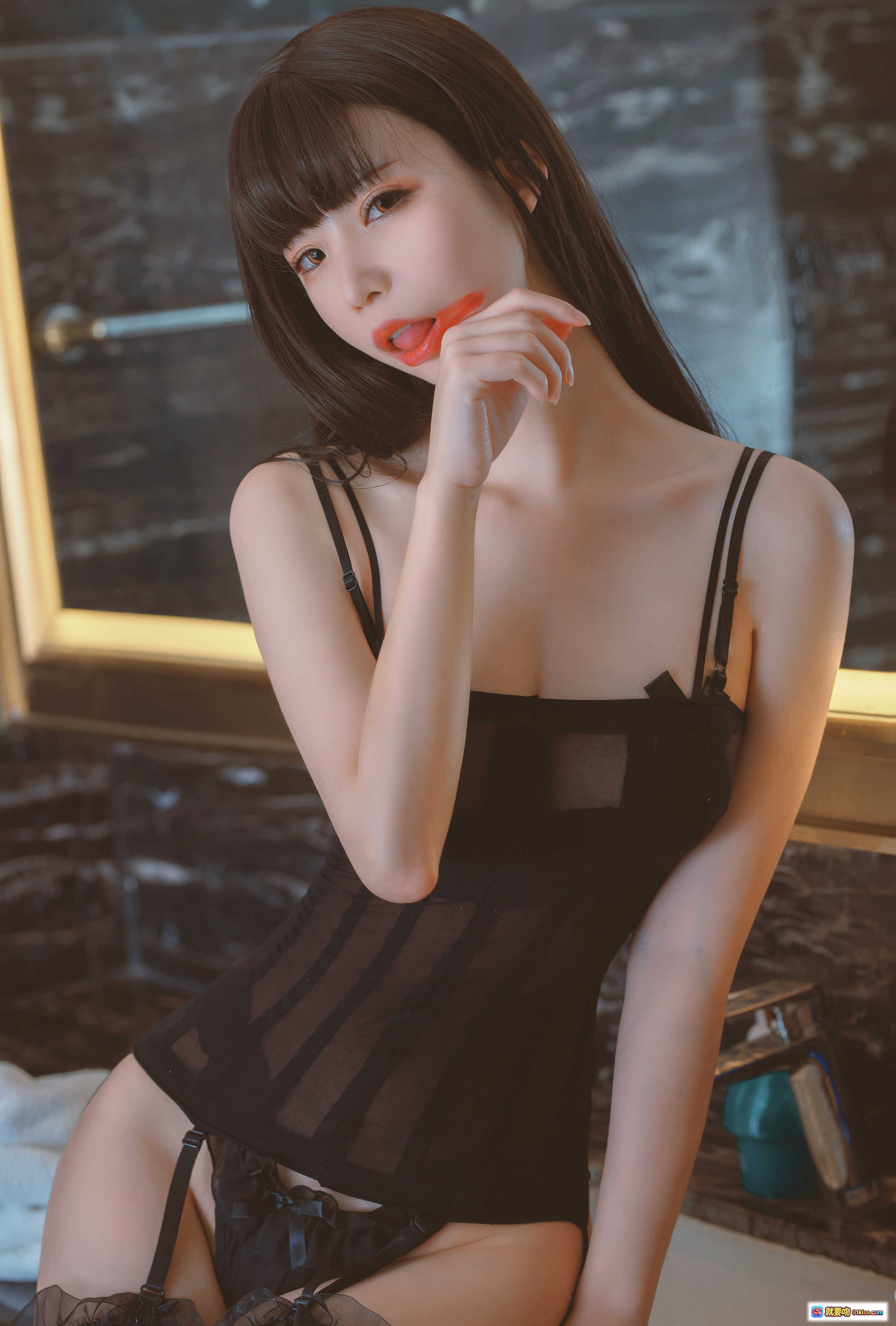 图片[2] - 爱老师叉子内衣推广写真 | 黑色透视吊带+渔网袜浴室美拍 | 优雅性感私房摄影 NO.039 - 就要吻