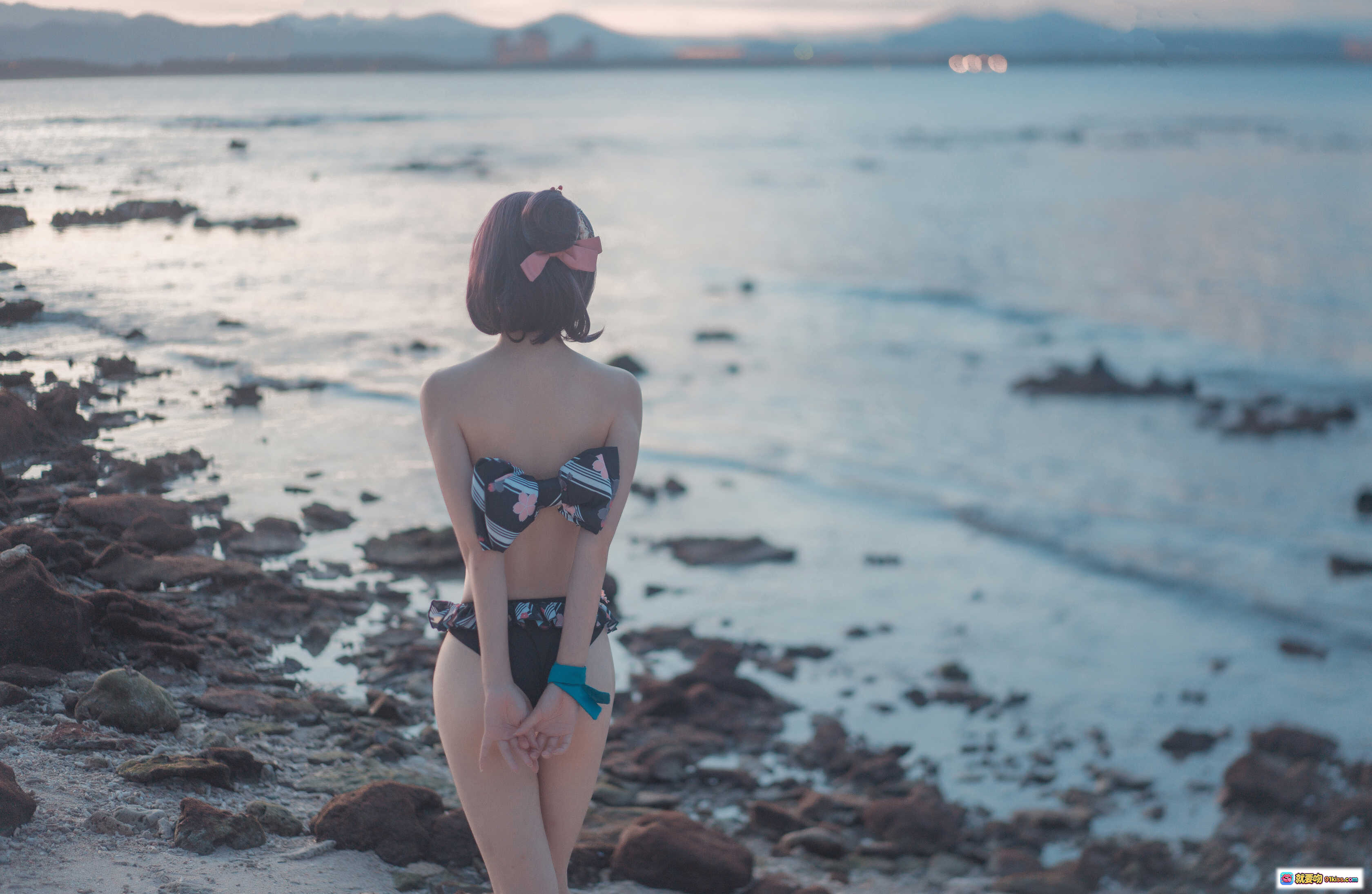 图片[9] - 爱老师葛饰北斋泳装写真｜沙滩日系少女风｜黑底樱花比基尼｜21P高清图集 - 就要吻