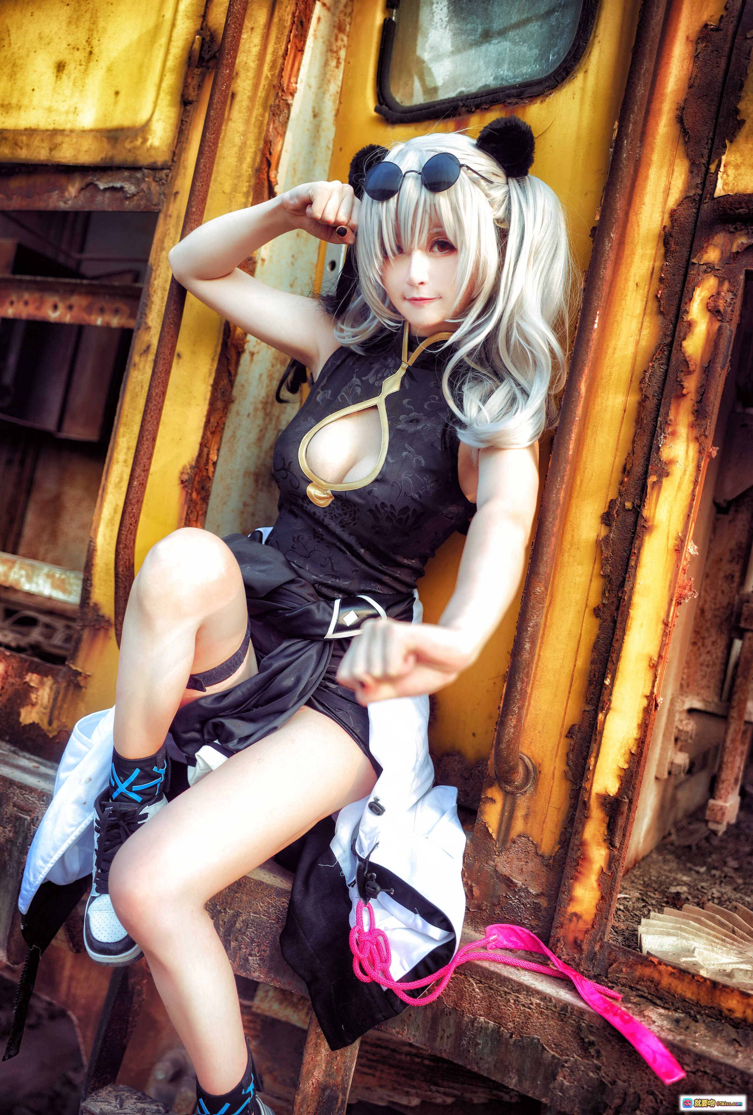 yui金鱼NO.015食铁兽cosplay写真｜银发猫耳黑裙性感造型｜废弃车厢背景摄影｜15P高清图集 - 就要吻