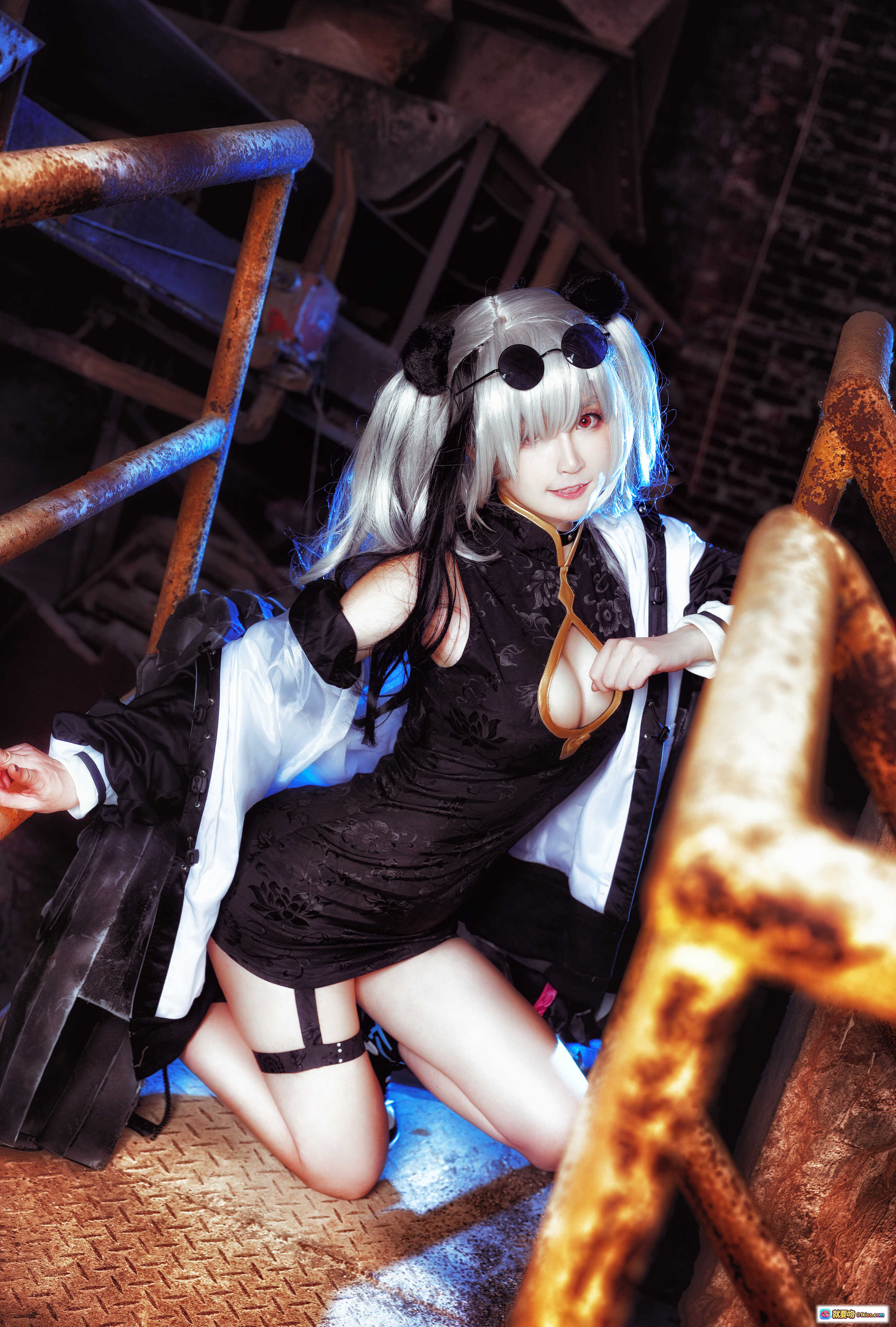 图片[8] - yui金鱼NO.015食铁兽cosplay写真｜银发猫耳黑裙性感造型｜废弃车厢背景摄影｜15P高清图集 - 就要吻