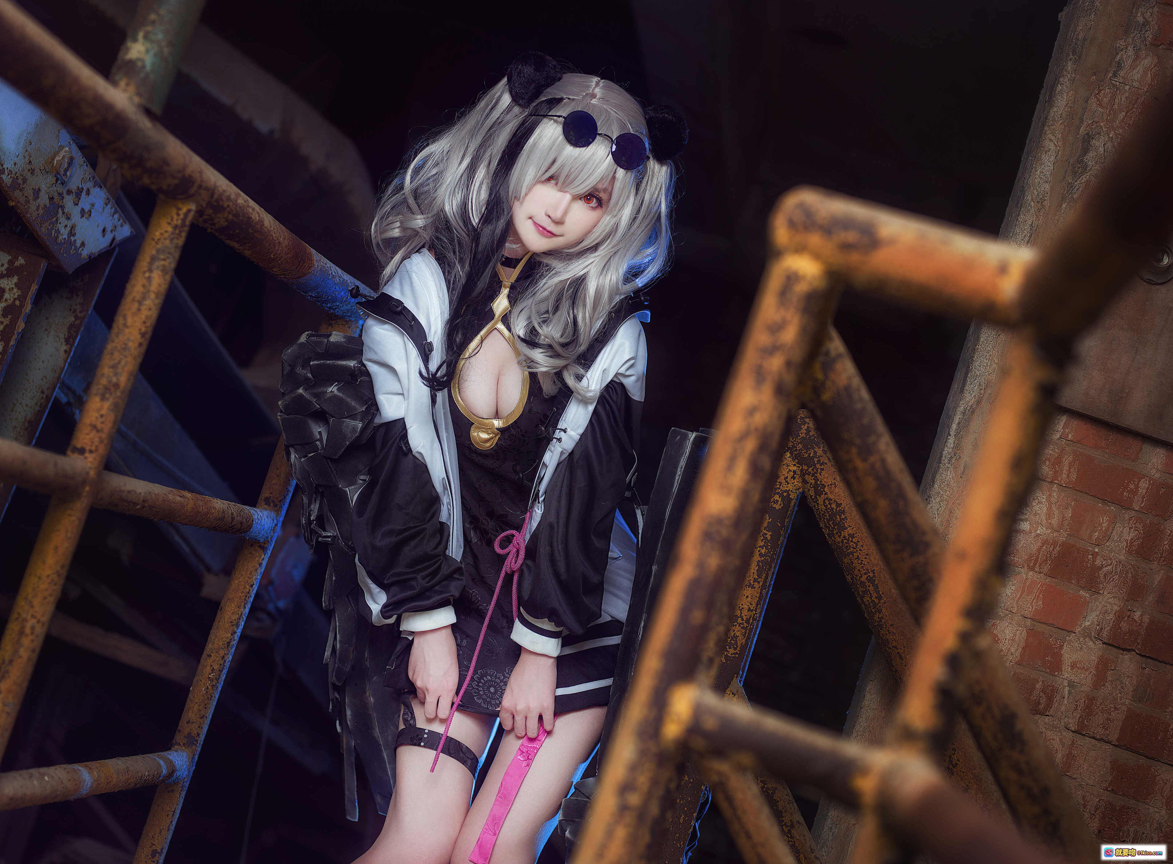 图片[3] - yui金鱼NO.015食铁兽cosplay写真｜银发猫耳黑裙性感造型｜废弃车厢背景摄影｜15P高清图集 - 就要吻