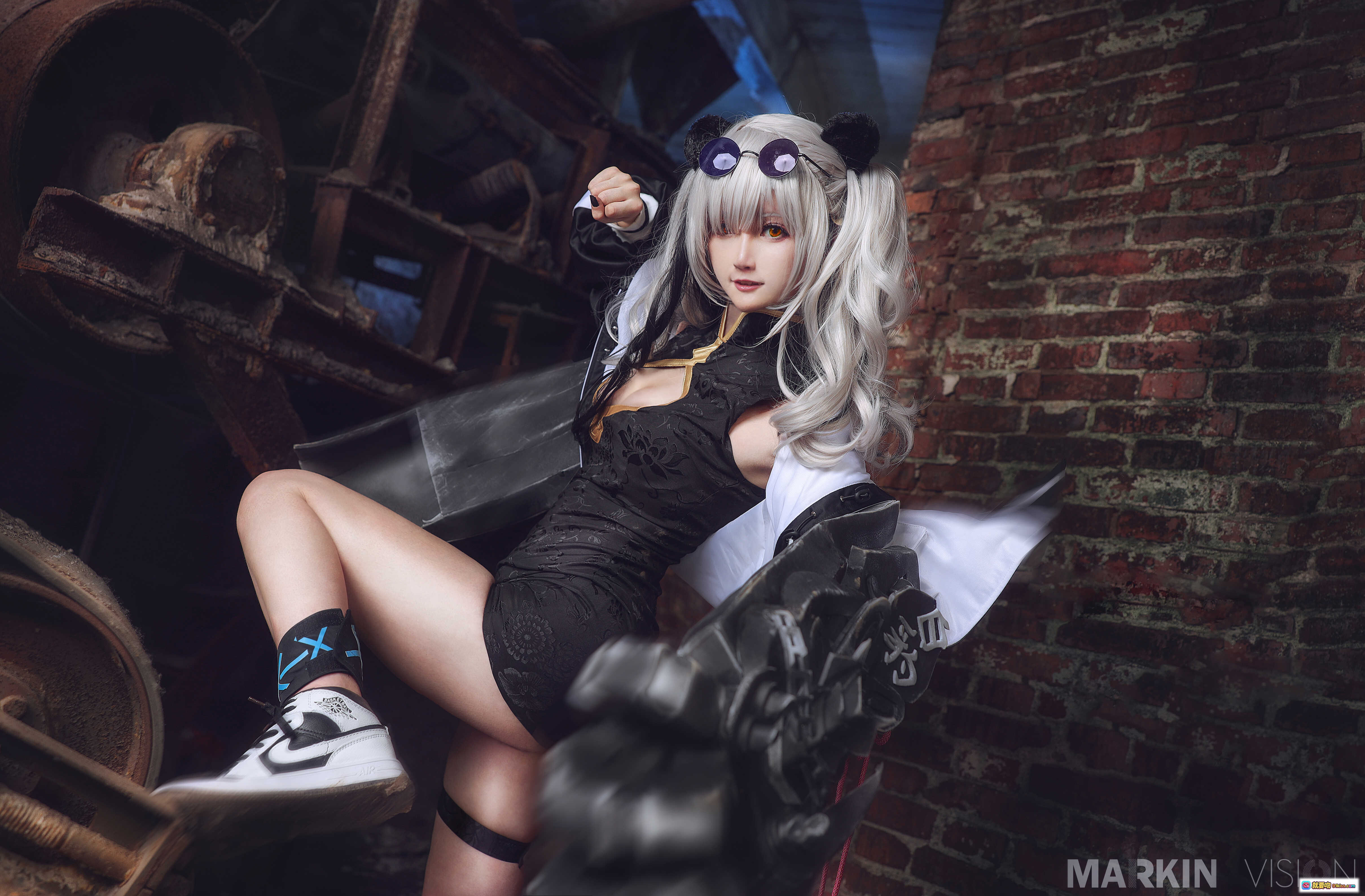 图片[5] - yui金鱼NO.015食铁兽cosplay写真｜银发猫耳黑裙性感造型｜废弃车厢背景摄影｜15P高清图集 - 就要吻