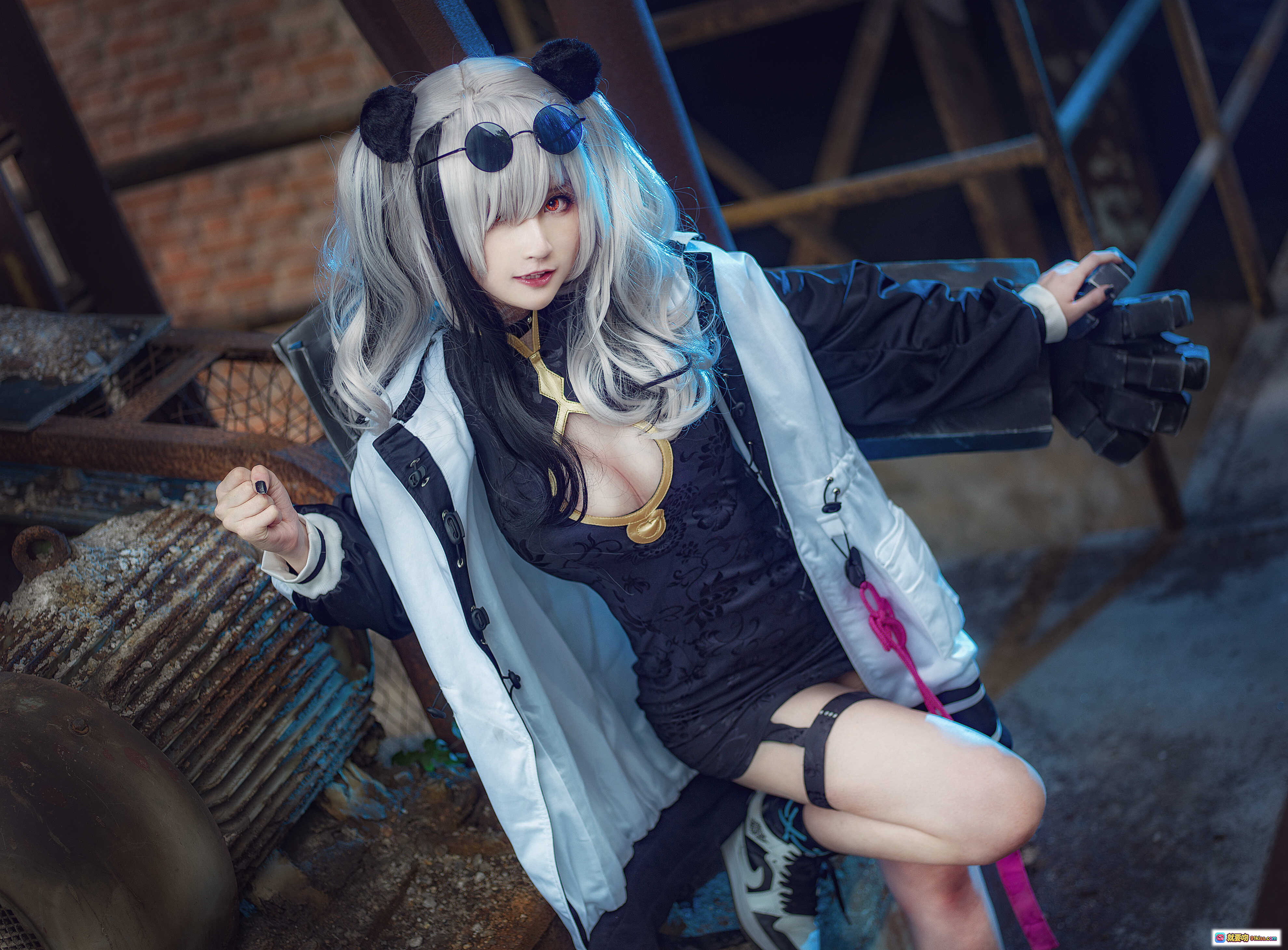 图片[10] - yui金鱼NO.015食铁兽cosplay写真｜银发猫耳黑裙性感造型｜废弃车厢背景摄影｜15P高清图集 - 就要吻
