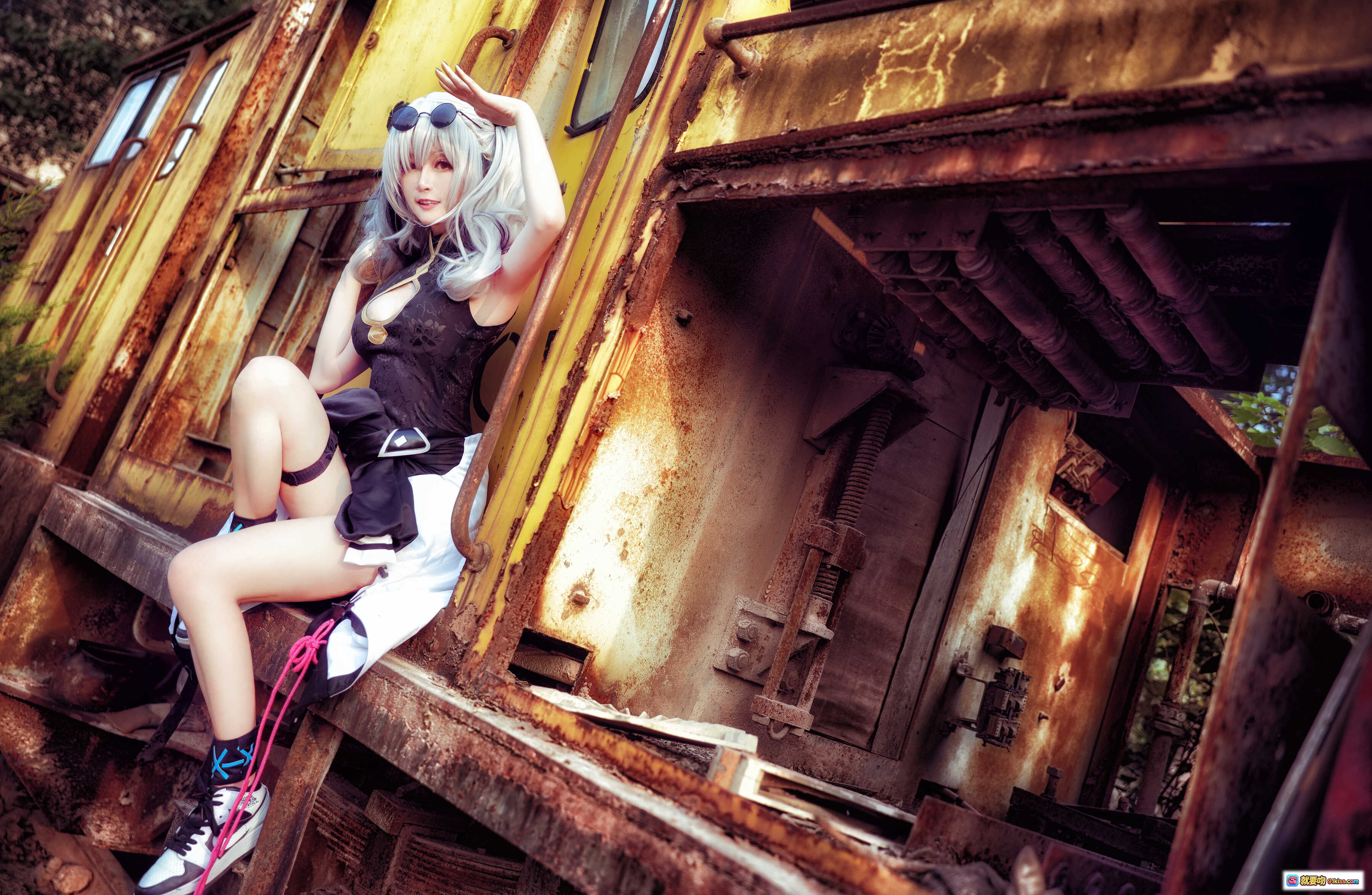 图片[2] - yui金鱼NO.015食铁兽cosplay写真｜银发猫耳黑裙性感造型｜废弃车厢背景摄影｜15P高清图集 - 就要吻