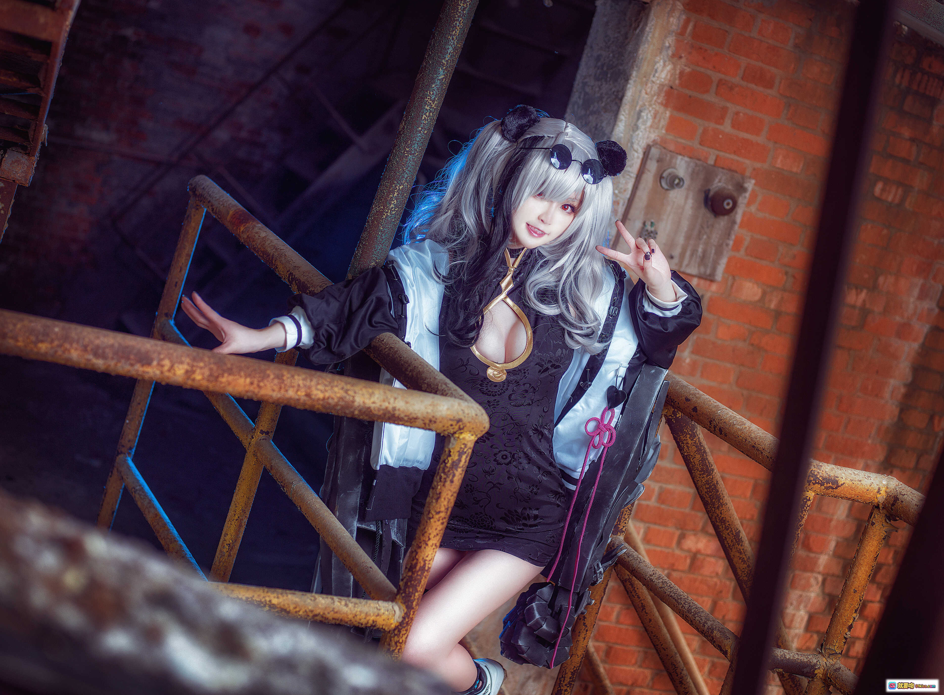 图片[7] - yui金鱼NO.015食铁兽cosplay写真｜银发猫耳黑裙性感造型｜废弃车厢背景摄影｜15P高清图集 - 就要吻