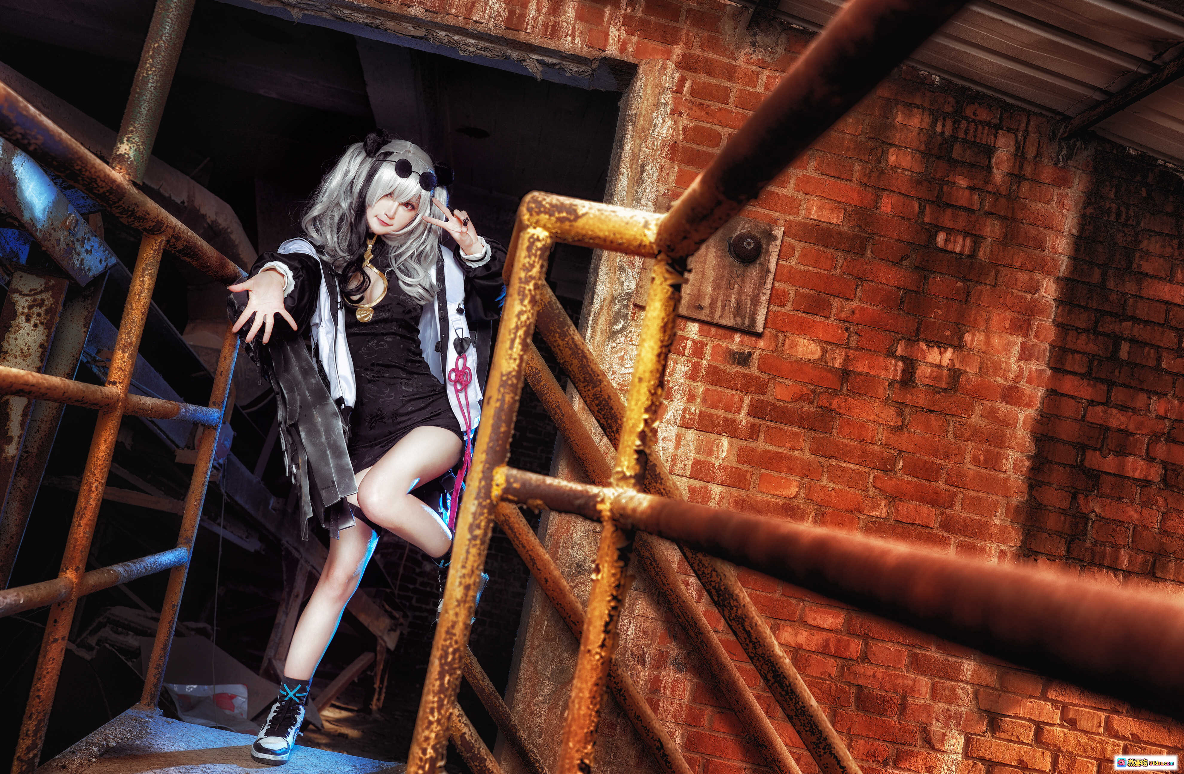 图片[6] - yui金鱼NO.015食铁兽cosplay写真｜银发猫耳黑裙性感造型｜废弃车厢背景摄影｜15P高清图集 - 就要吻