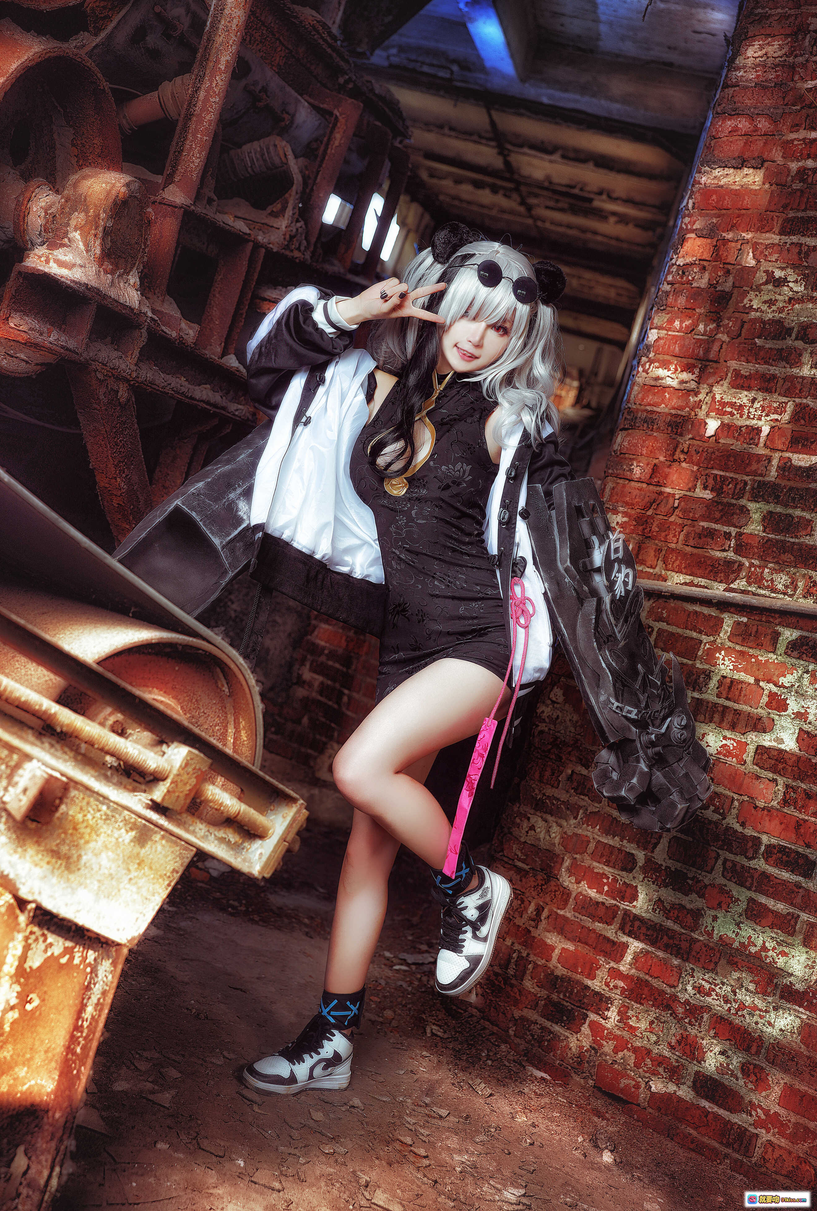 图片[9] - yui金鱼NO.015食铁兽cosplay写真｜银发猫耳黑裙性感造型｜废弃车厢背景摄影｜15P高清图集 - 就要吻