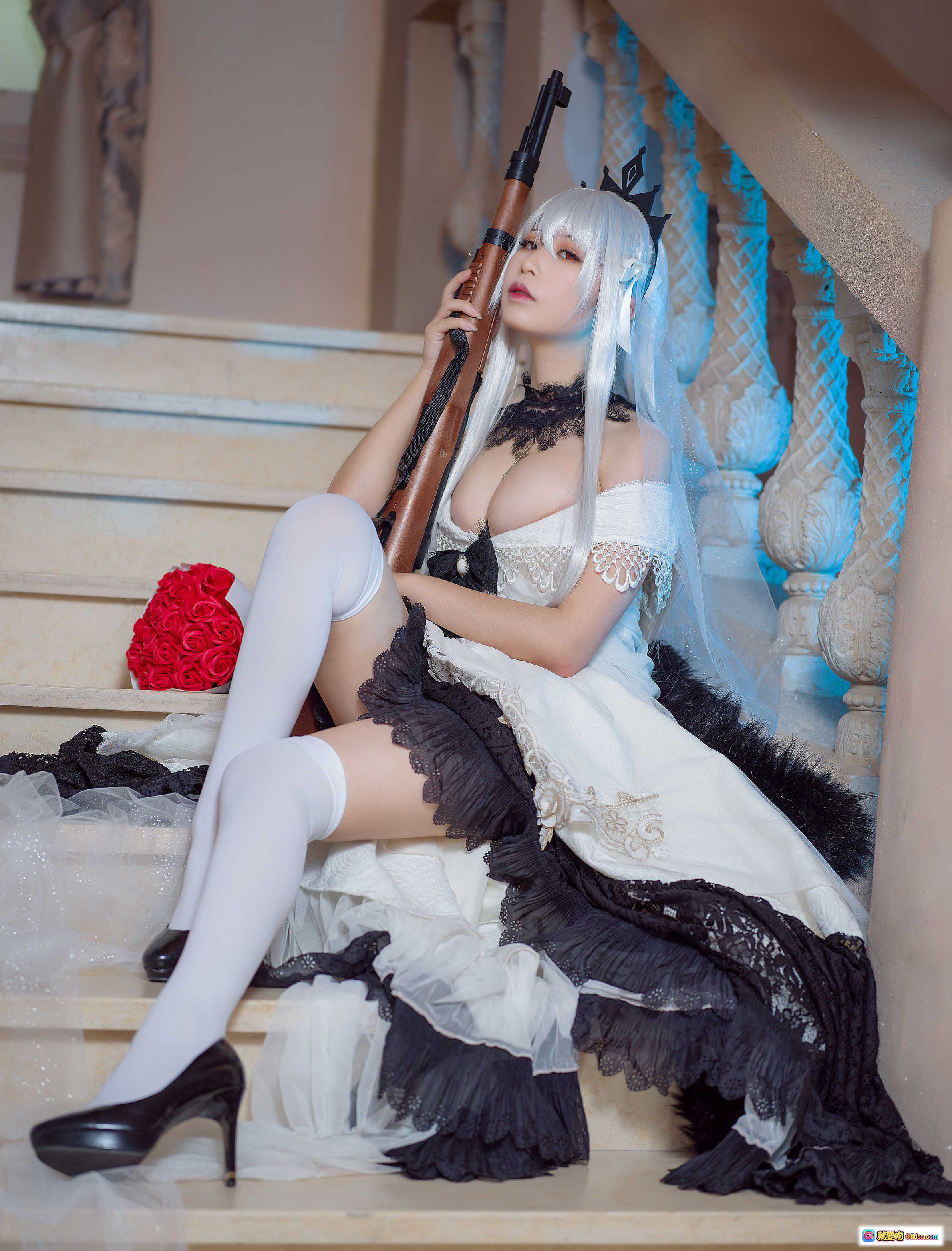 图片[4] - 爱老师少女前线Kar98k Cosplay写真 白发蕾丝婚纱持枪楼梯场景 17P高清图集 - 就要吻