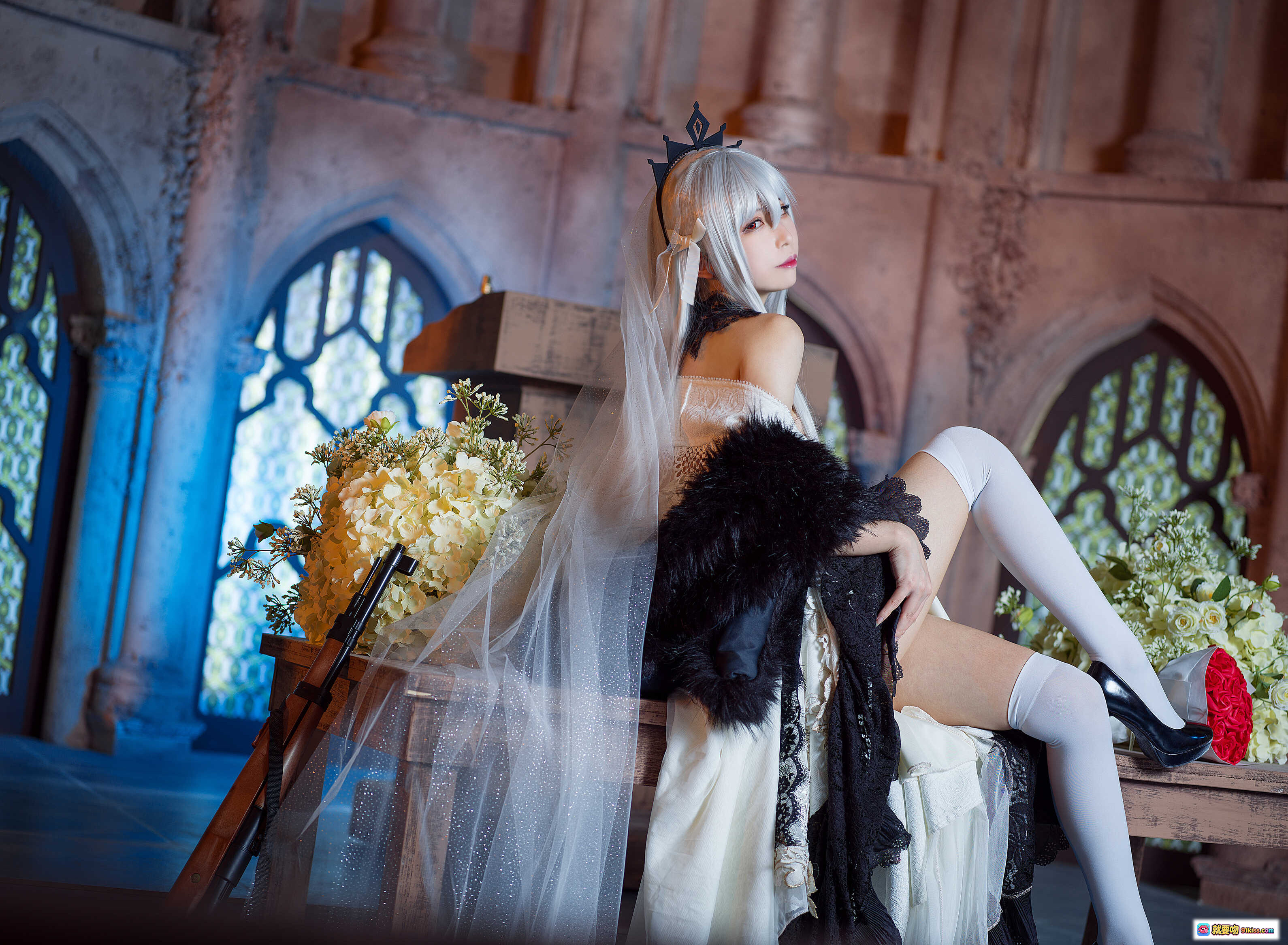 图片[9] - 爱老师少女前线Kar98k Cosplay写真 白发蕾丝婚纱持枪楼梯场景 17P高清图集 - 就要吻