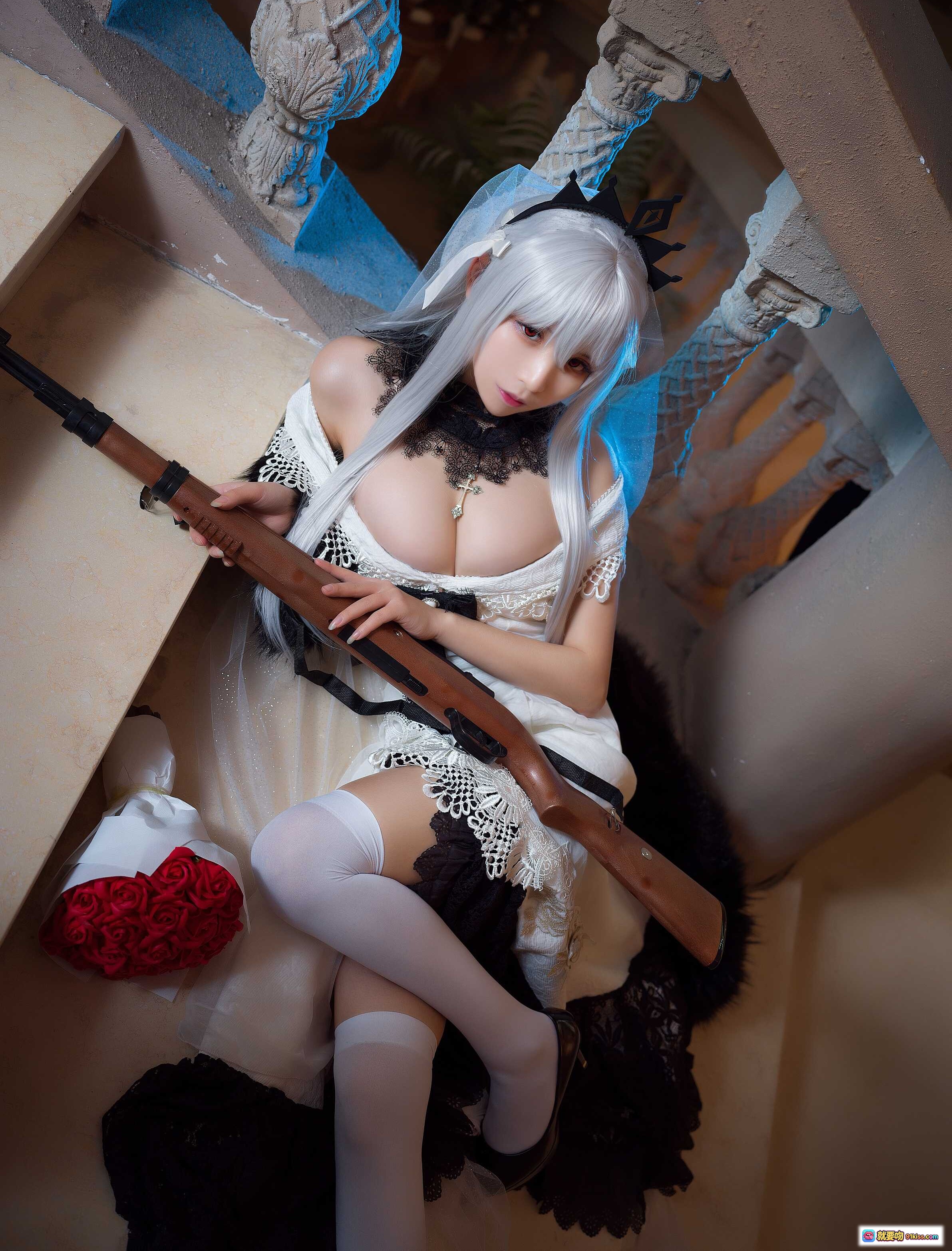 爱老师少女前线Kar98k Cosplay写真 白发蕾丝婚纱持枪楼梯场景 17P高清图集 - 就要吻