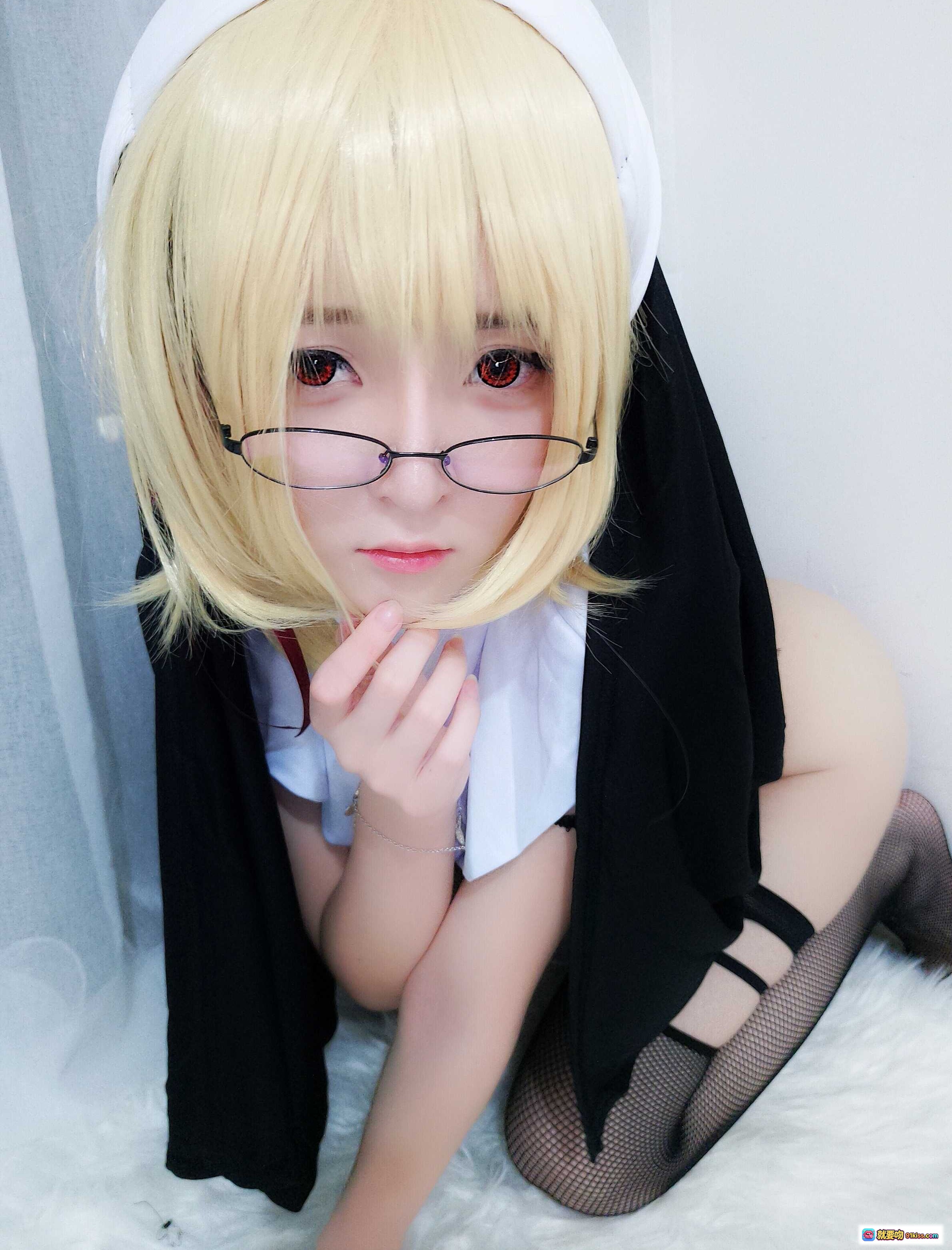 图片[1] - 一小央泽NO.008黑修女cosplay金发眼镜少女跪坐写真21P84MB - 就要吻