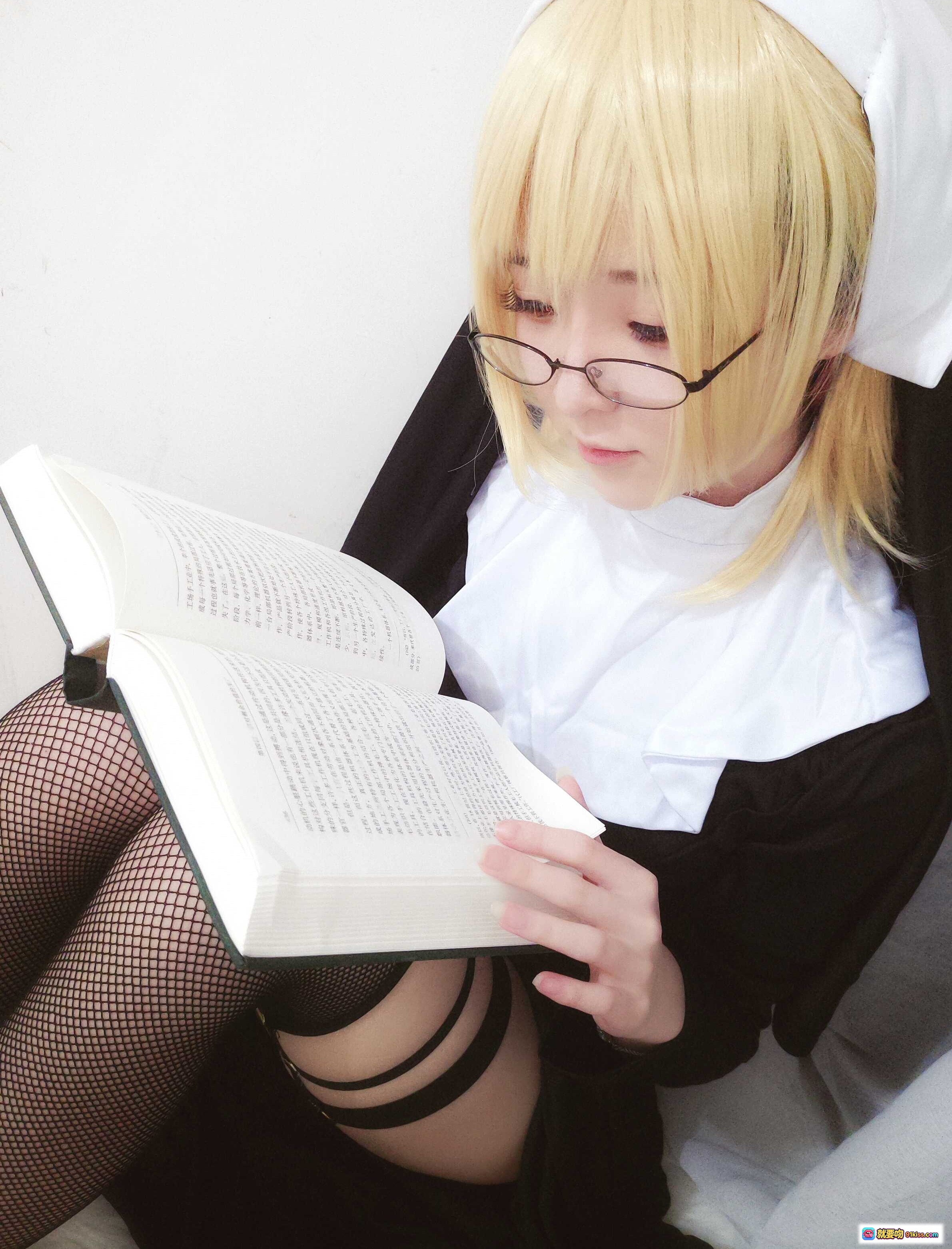 图片[8] - 一小央泽NO.008黑修女cosplay金发眼镜少女跪坐写真21P84MB - 就要吻