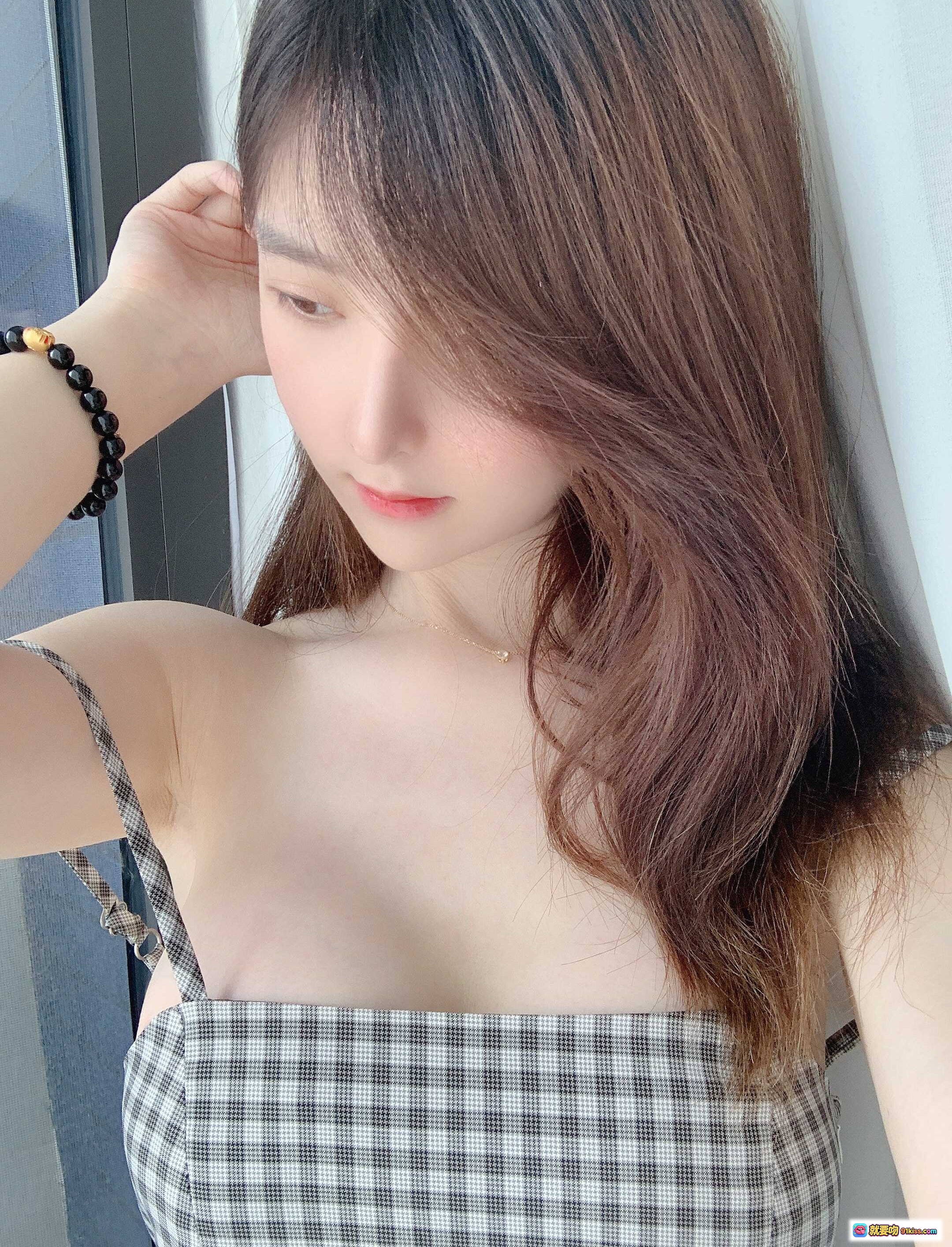 一小央泽NO.050 泽鸽的爱 格子吊带 温柔长发 黑珠手链 自拍美照 16P2V 65MB - 就要吻