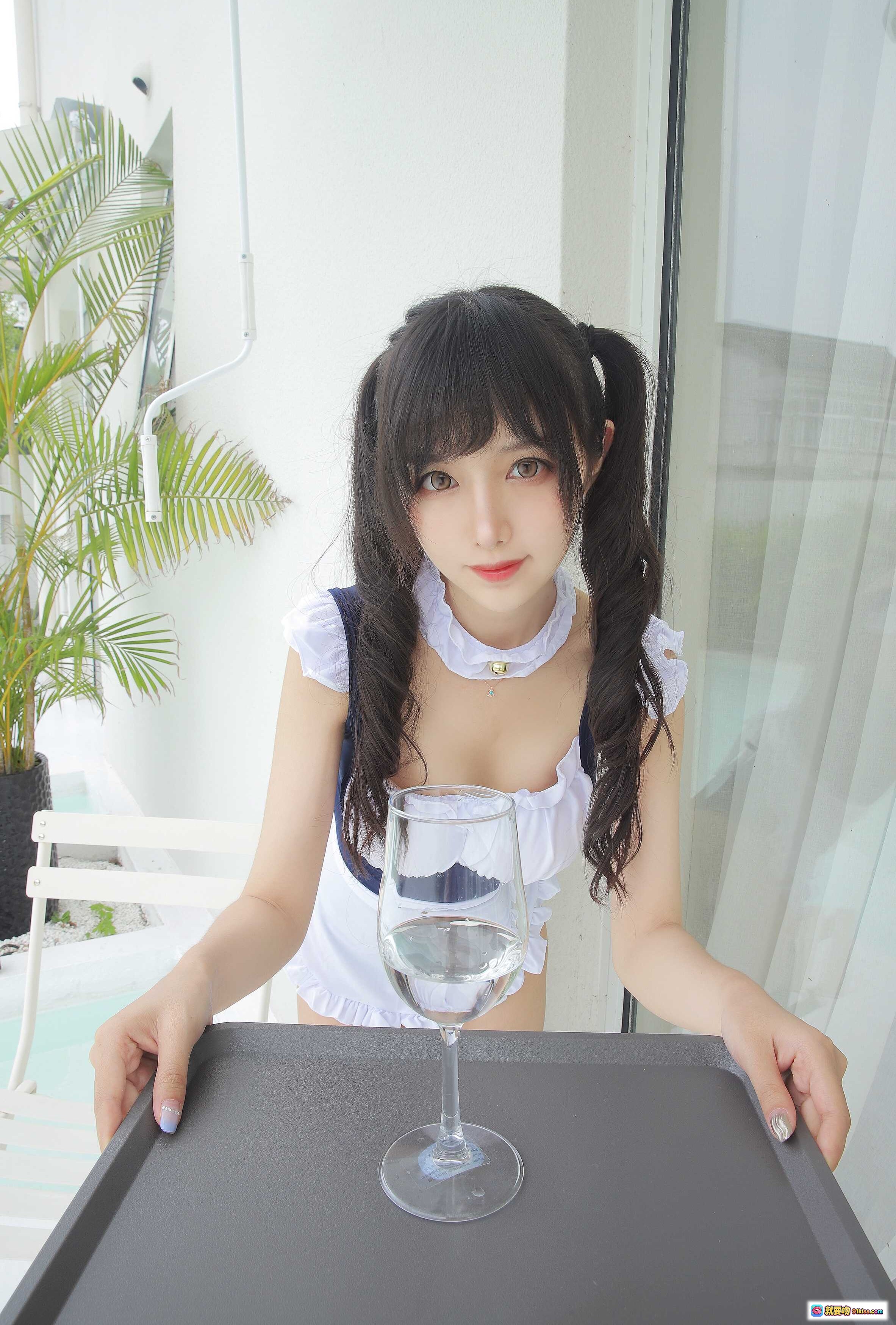 图片[1] - Shika小鹿鹿NO.063双马尾日电子版写真 10P32MB 白色女仆装托盘水杯清新室内摄影 - 就要吻
