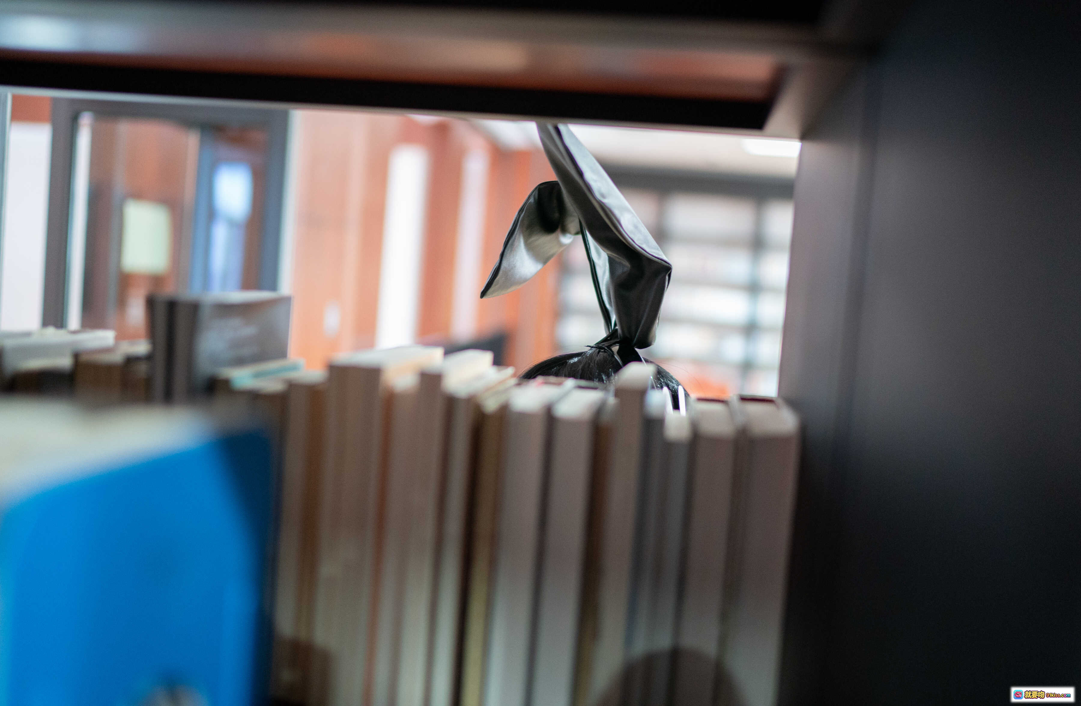 图片[1] - 爱老师兔女郎学姐写真集NO.022 8P高清图库 102M珍藏版 书架场景艺术摄影 - 就要吻