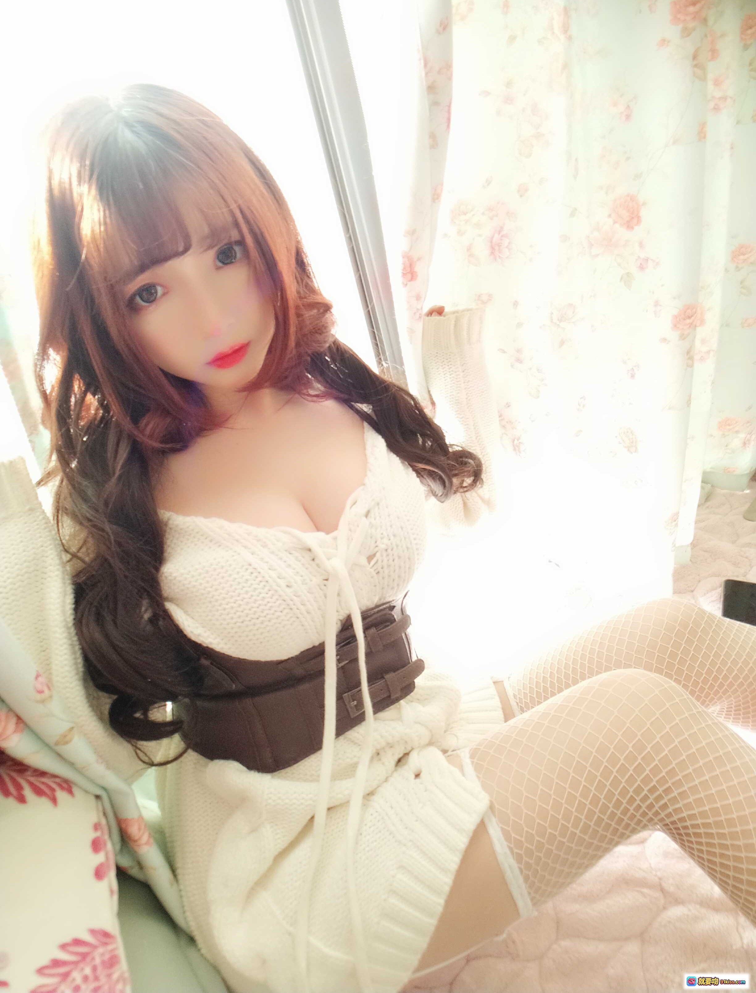 图片[2] - 古川定制VOL.008甜美写真 | 白色针织裙+渔网袜+花帘背景 | 41P高清图集 - 就要吻