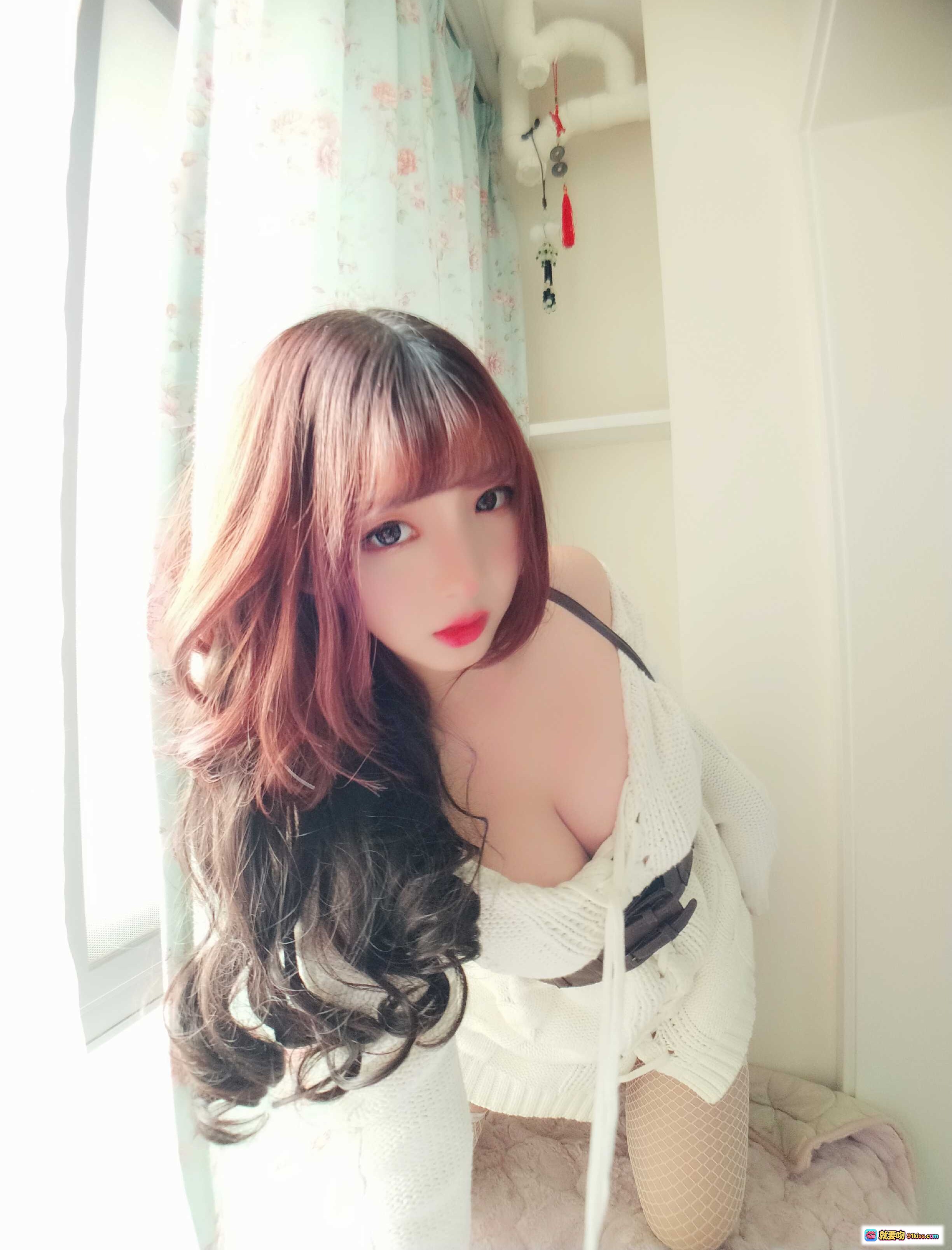 图片[8] - 古川定制VOL.008甜美写真 | 白色针织裙+渔网袜+花帘背景 | 41P高清图集 - 就要吻