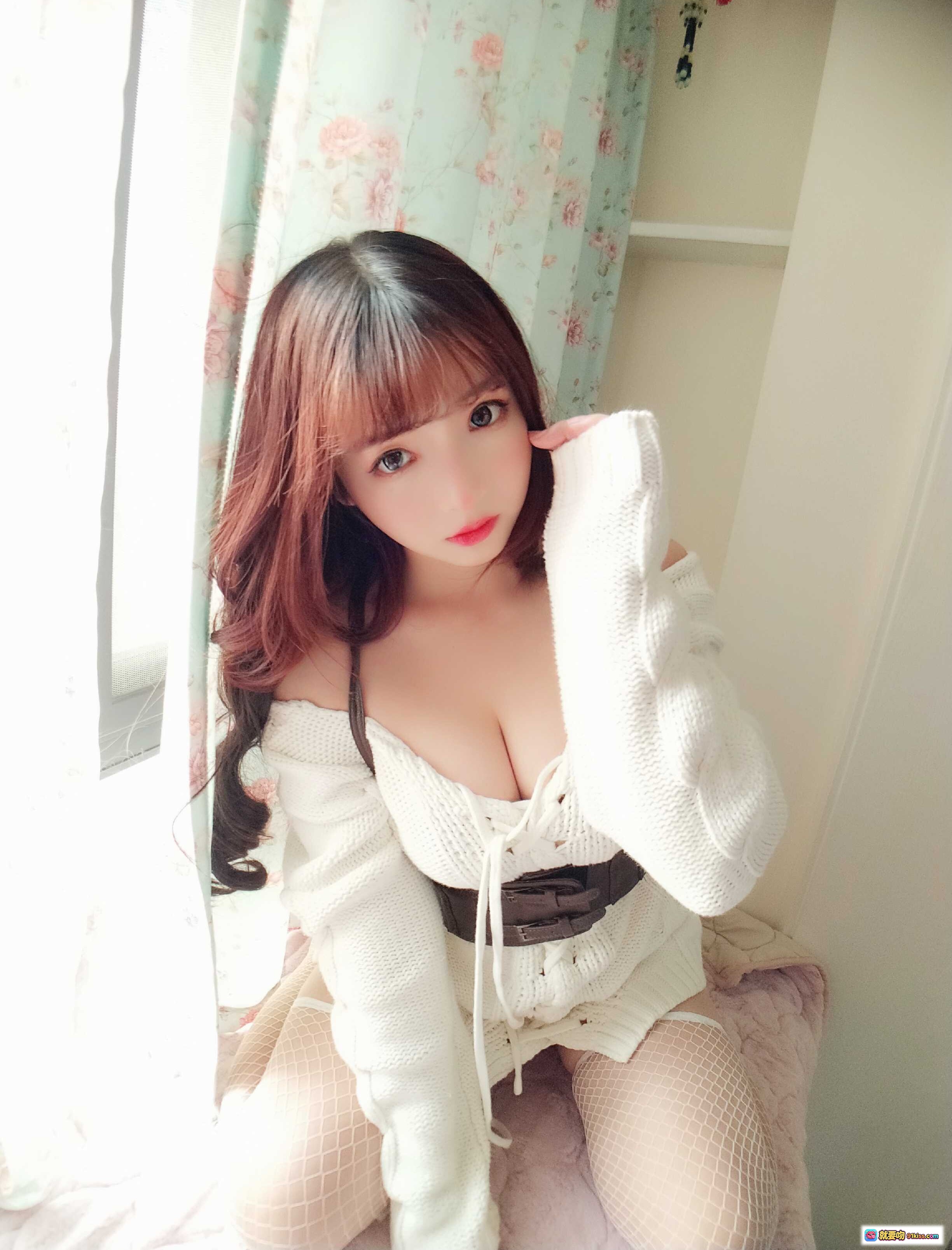 图片[6] - 古川定制VOL.008甜美写真 | 白色针织裙+渔网袜+花帘背景 | 41P高清图集 - 就要吻