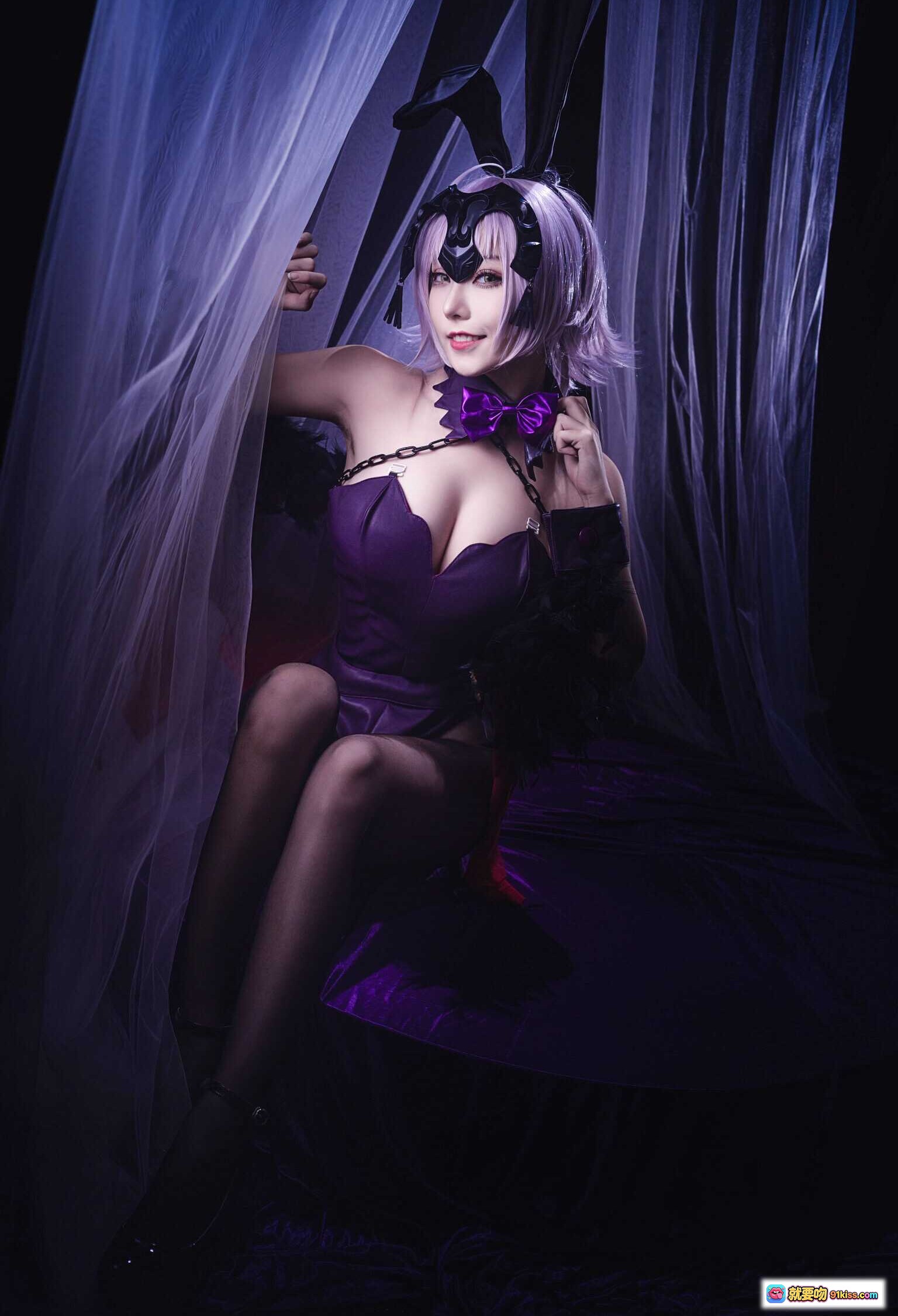 图片[6] - 黑贞德兔女郎Cosplay写真｜紫色短发+黑色兔耳+哥特风项圈+链条装饰｜高清9P美图 - 就要吻