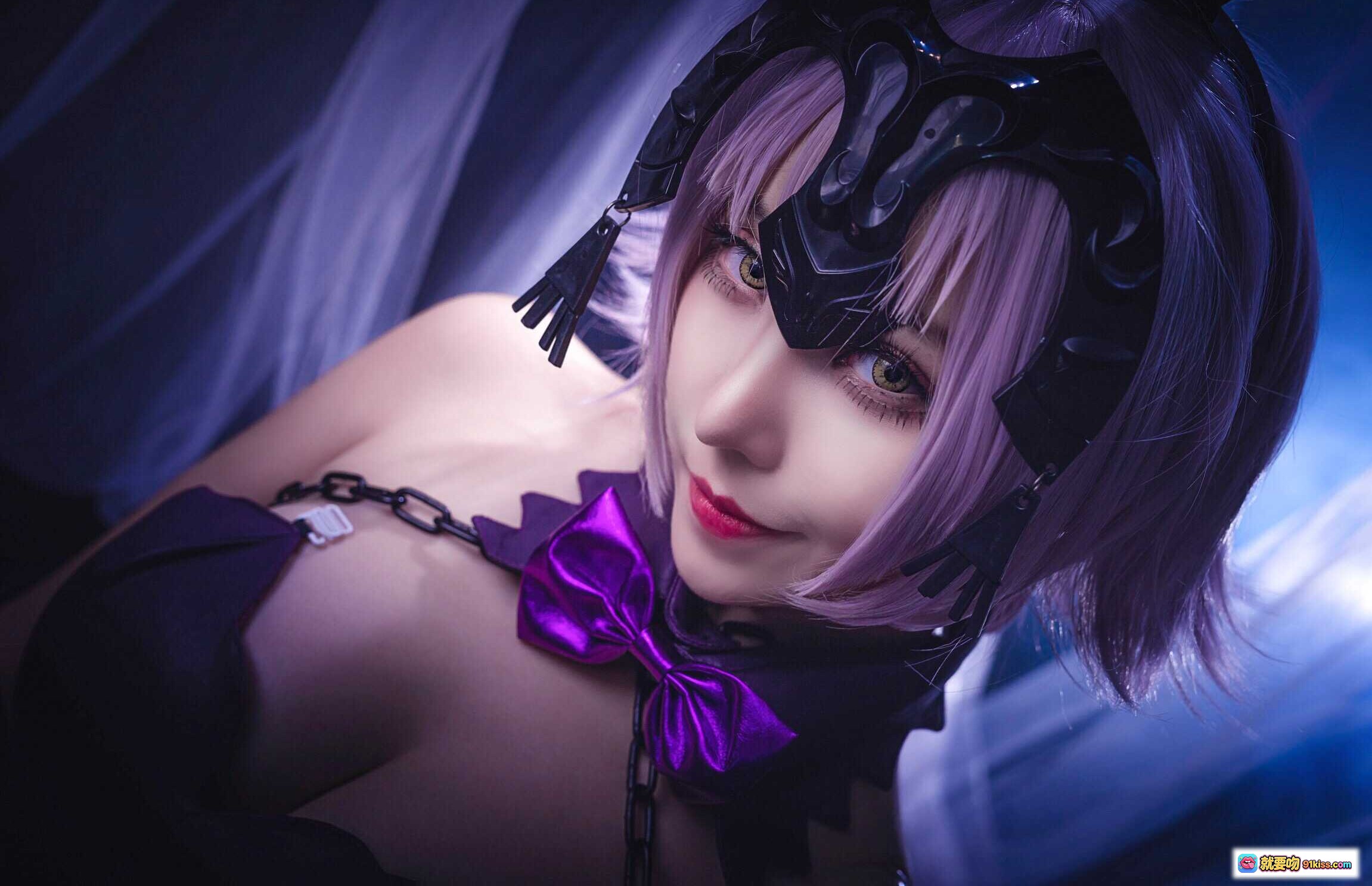 图片[2] - 黑贞德兔女郎Cosplay写真｜紫色短发+黑色兔耳+哥特风项圈+链条装饰｜高清9P美图 - 就要吻