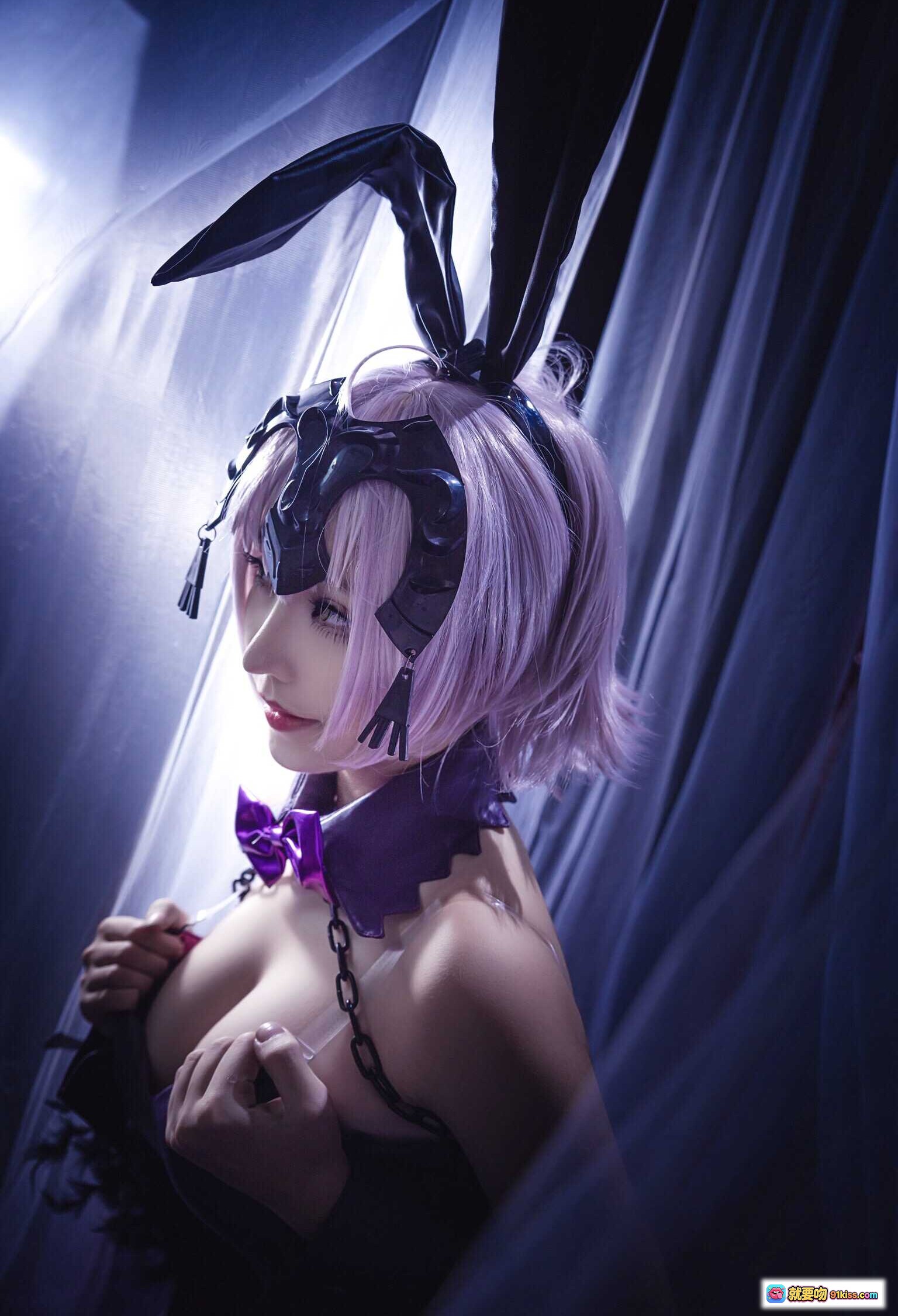 黑贞德兔女郎Cosplay写真｜紫色短发+黑色兔耳+哥特风项圈+链条装饰｜高清9P美图 - 就要吻